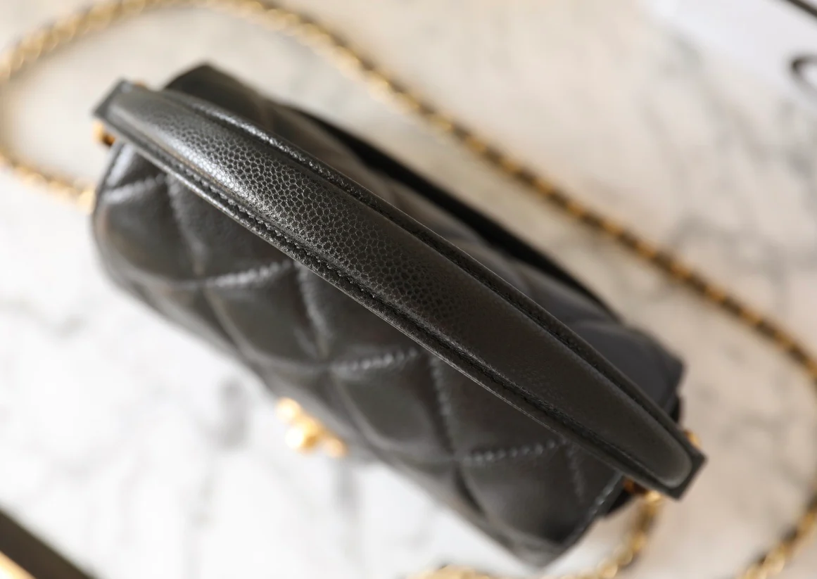 Мини-сумочка Chanel с клапаном и ручкой - черная