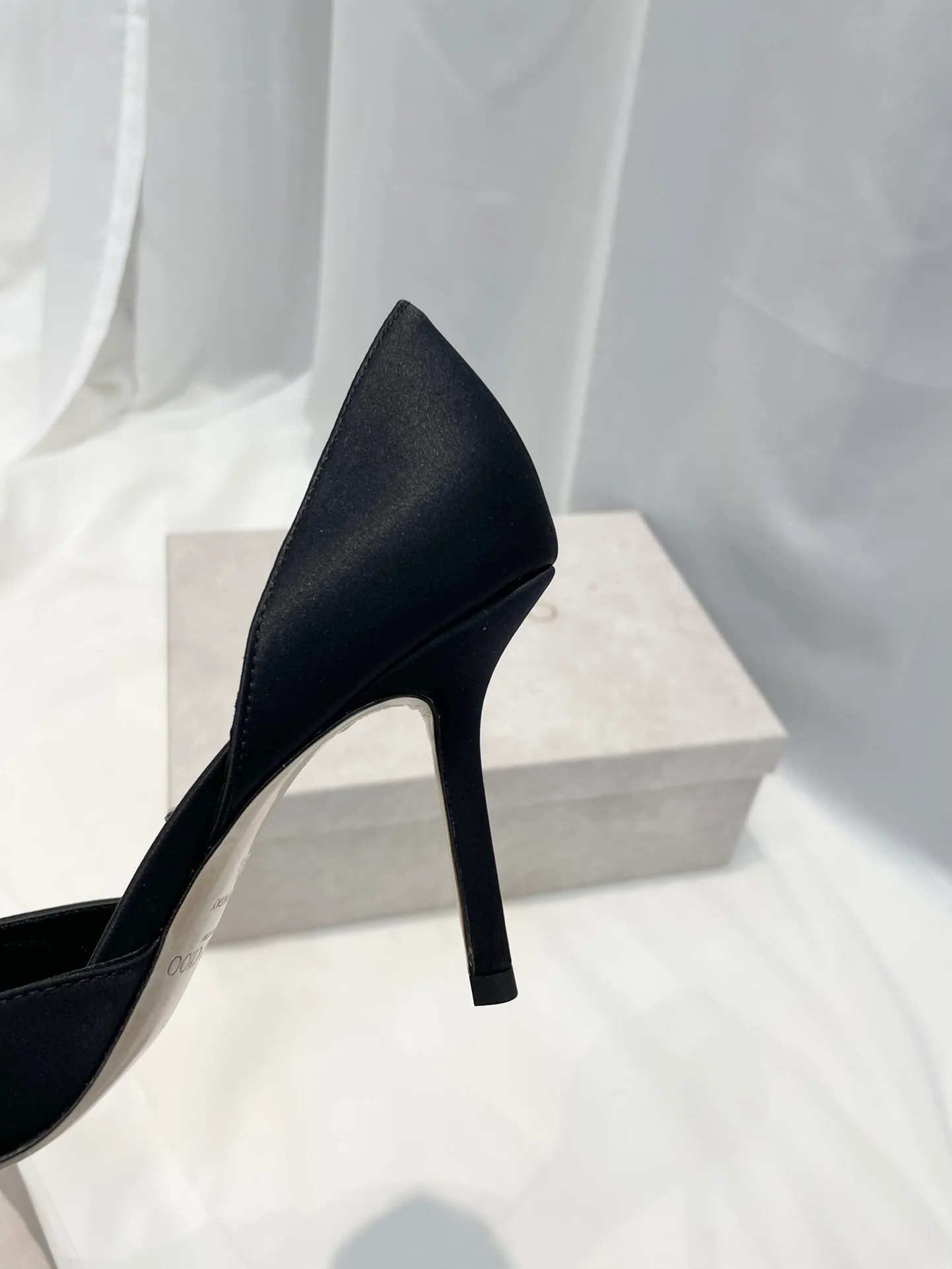 Серия Jimmy Goddess - Туфли на высоком каблуке с бриллиантовой пряжкой - Черные - 1