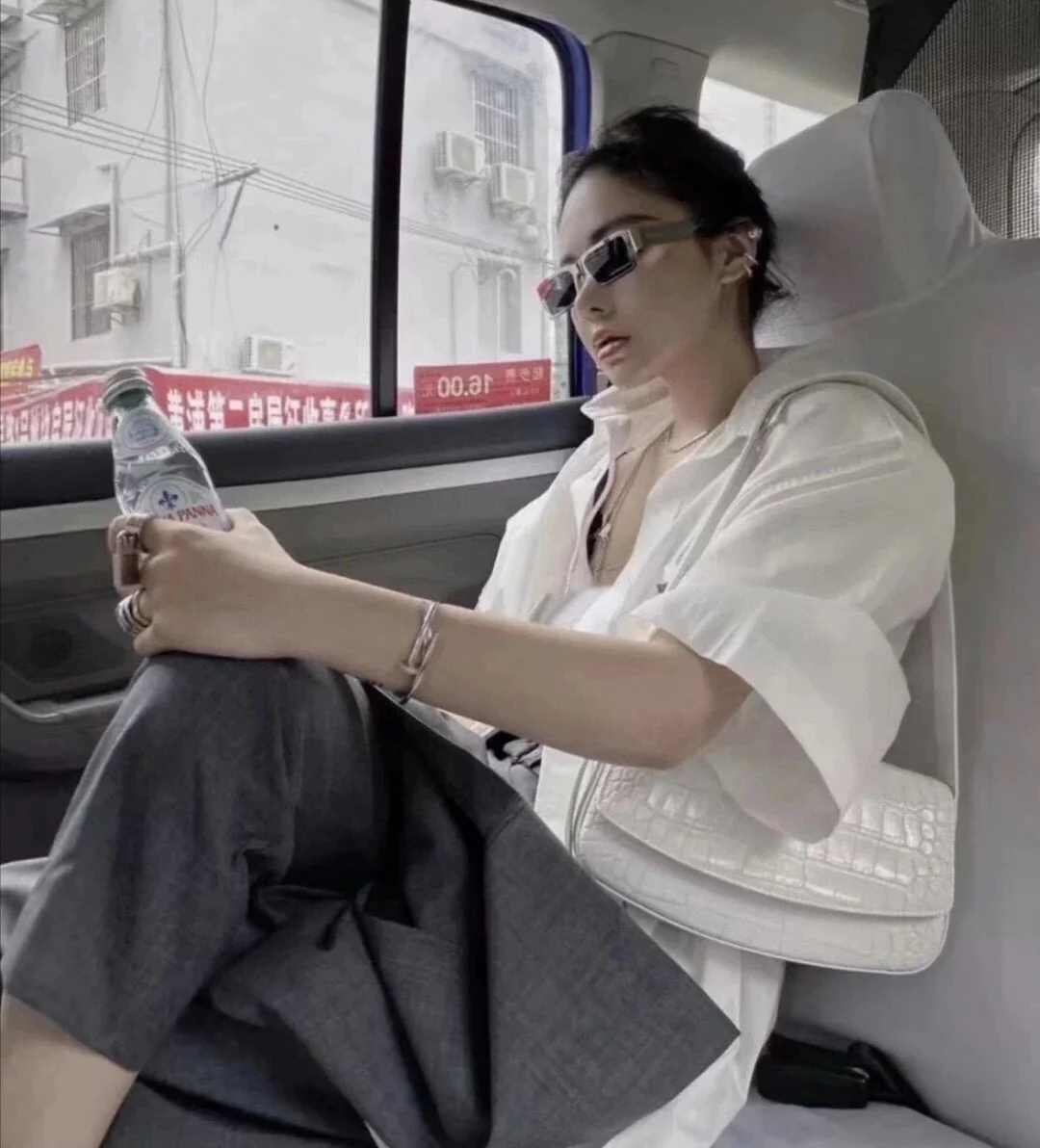 Сумка Balenciaga Ghost Bag - сумка под мышкой