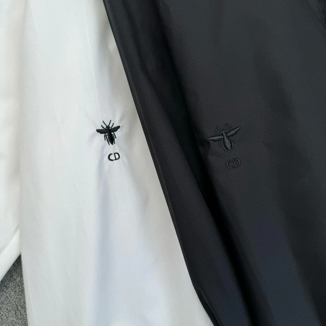 Новая коллекция Dior весна/лето 2024: асимметричная хлопковая рубашка с открытыми плечами - черная.