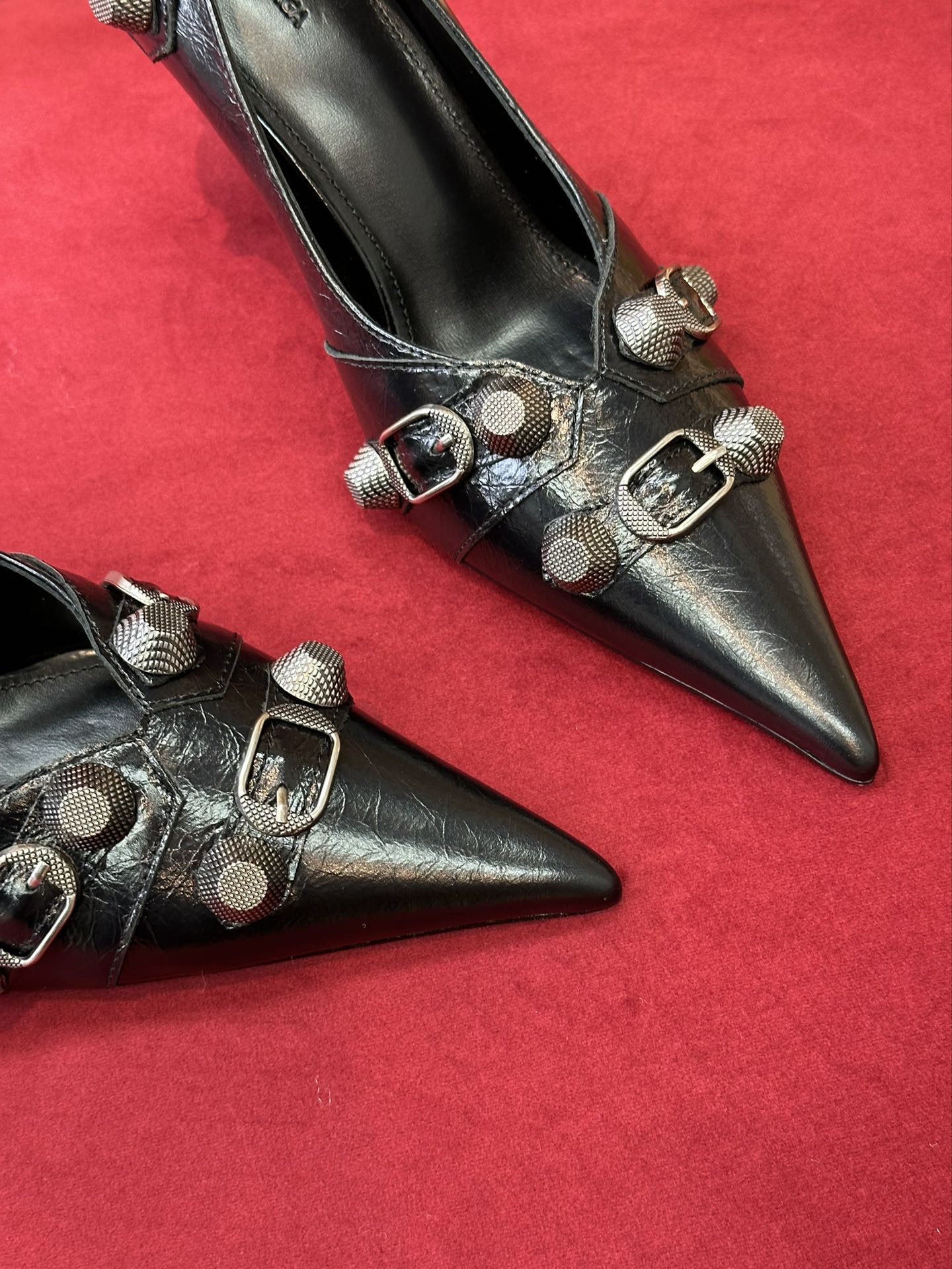 Balenciaga Весна/Лето 2023 - Туфли на высоком каблуке с заклепками