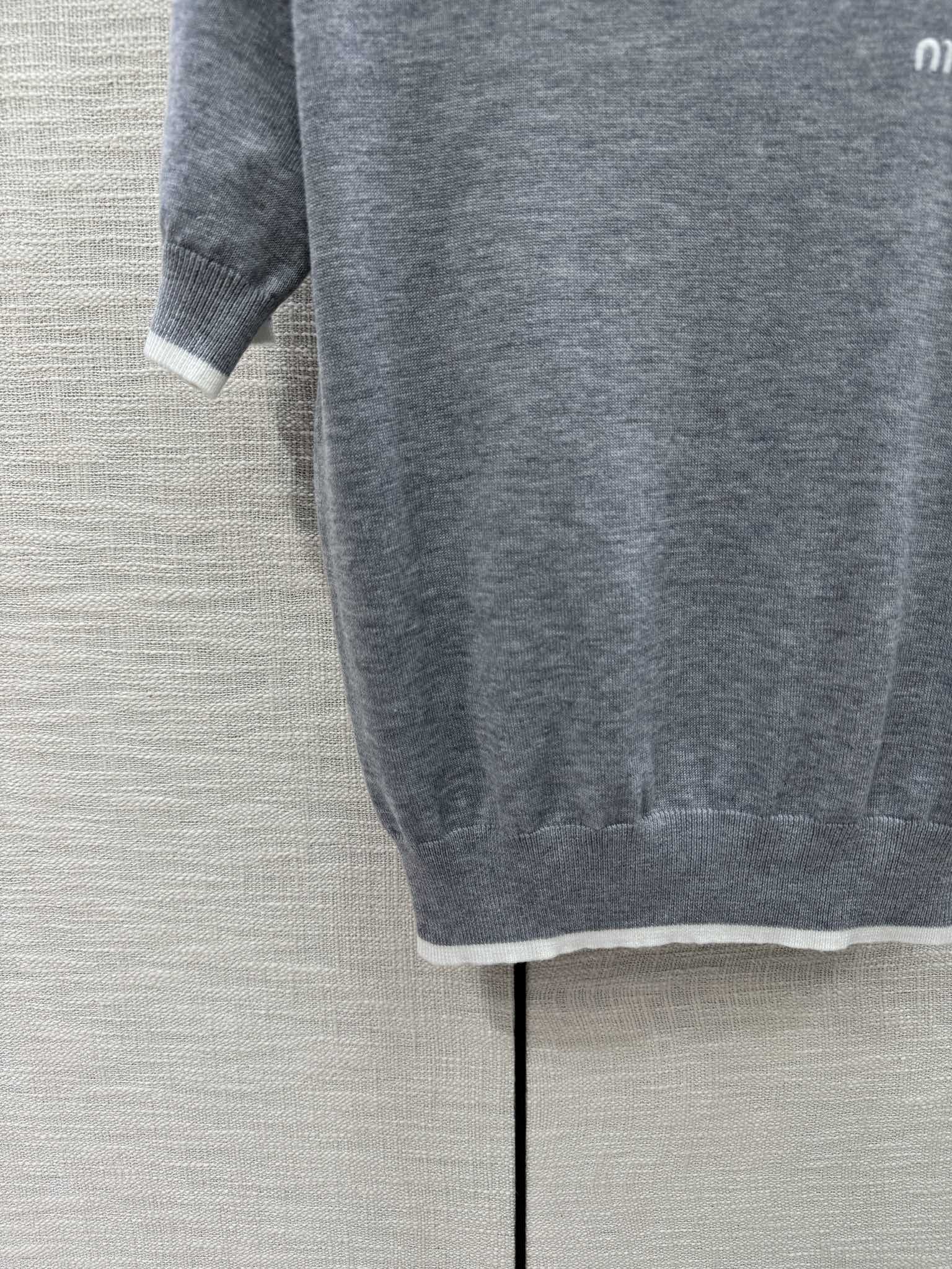 Miu Miu - 2404 - Трикотажная футболка-поло с коротким рукавом и воротником-поло в стиле колор-блок - Серая