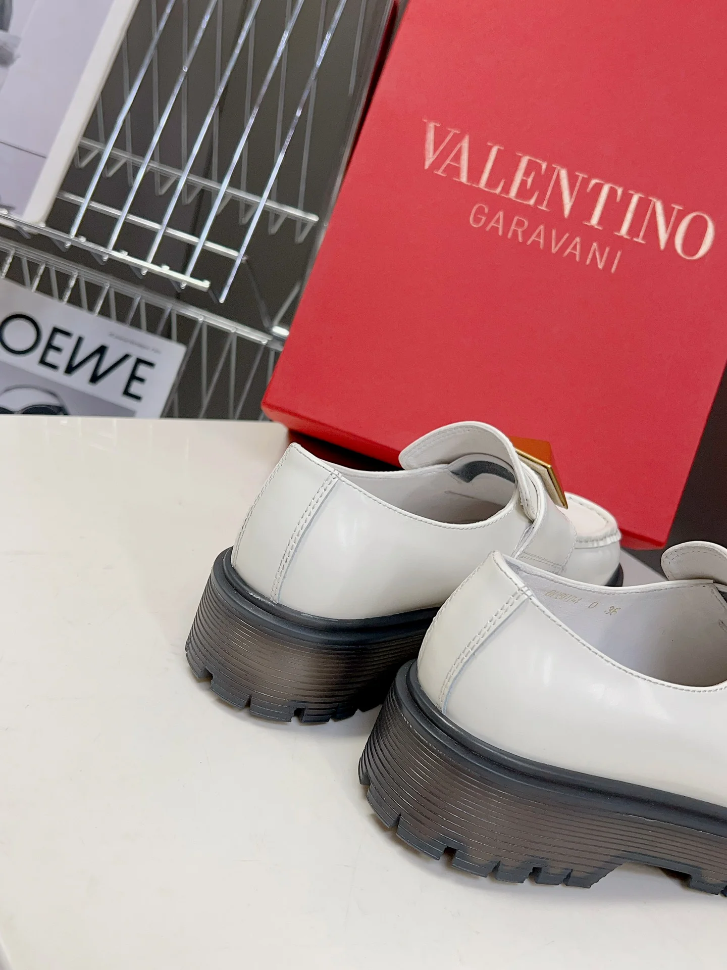 Коллекция Valentino осень/зима 2023, представленная на подиуме - Лоферы - С заклепками - Белые
