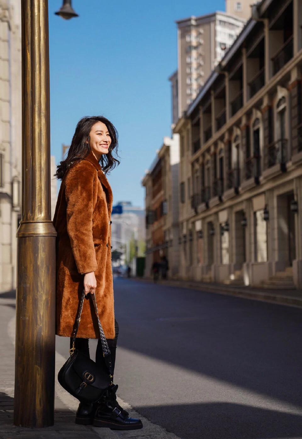 Часы Dior Bobby, черные, большого размера, с широкими плечевыми лямками.