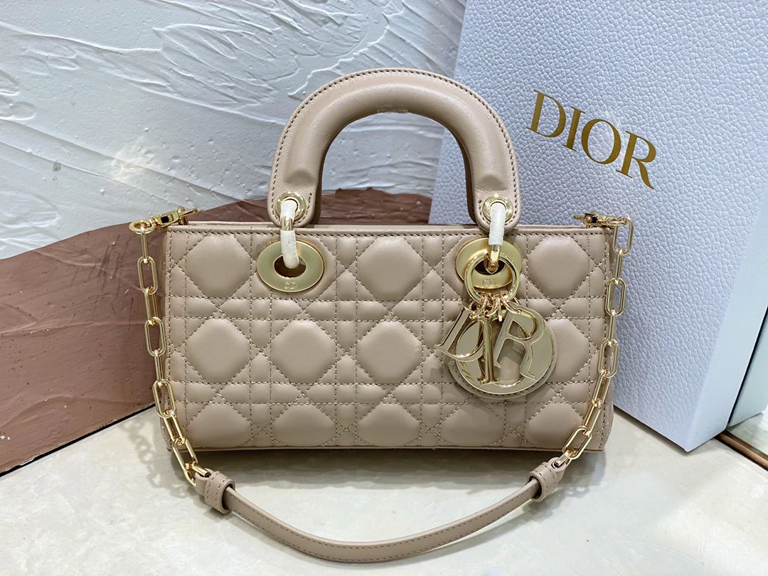 Сумочка Dior Lady d Joy, маленькая, из песочно-коричневой овечьей кожи с узором ?каннаж?.