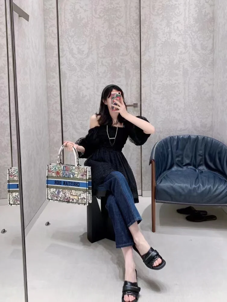 Сумка-тоут Dior с белой цветочной вышивкой, средний размер.