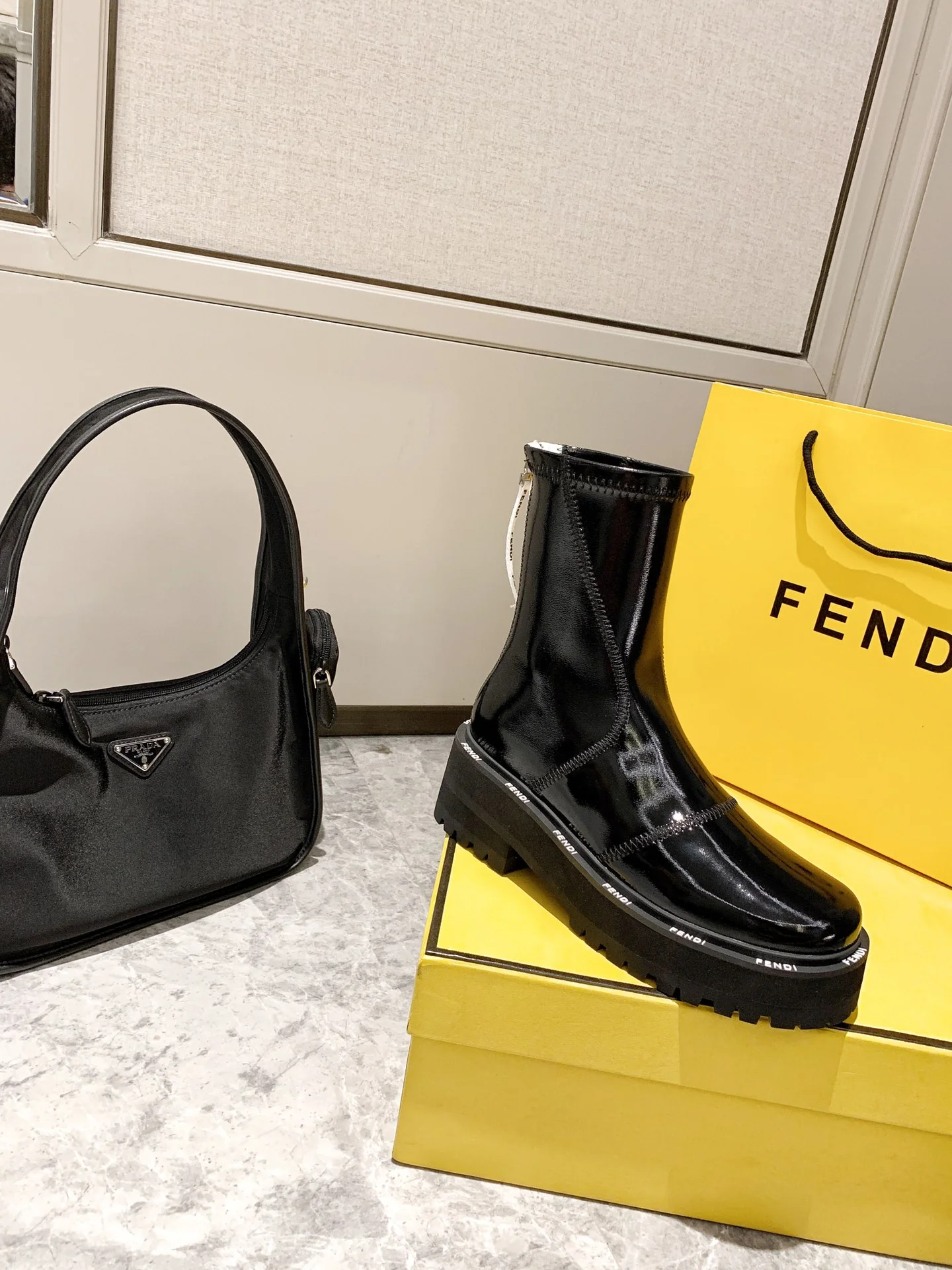 Лакированные ботильоны Fendi - черные