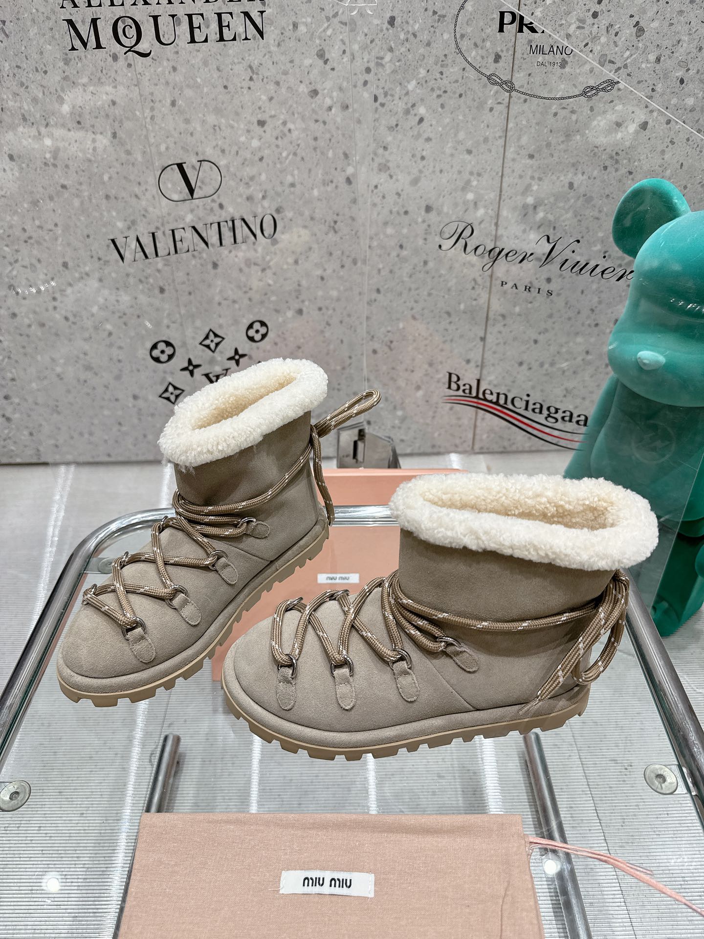 Декоративные ботинки на шнуровке Miu Miu 2024 — цвет ?Молочный чай?