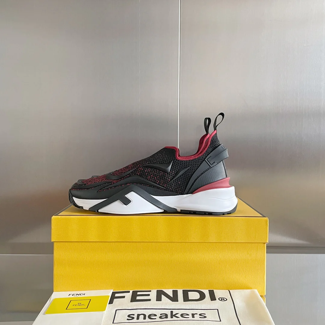 Новинка 2023 года от Fendi - кроссовки Flow Series Flyknit - черно-красные.