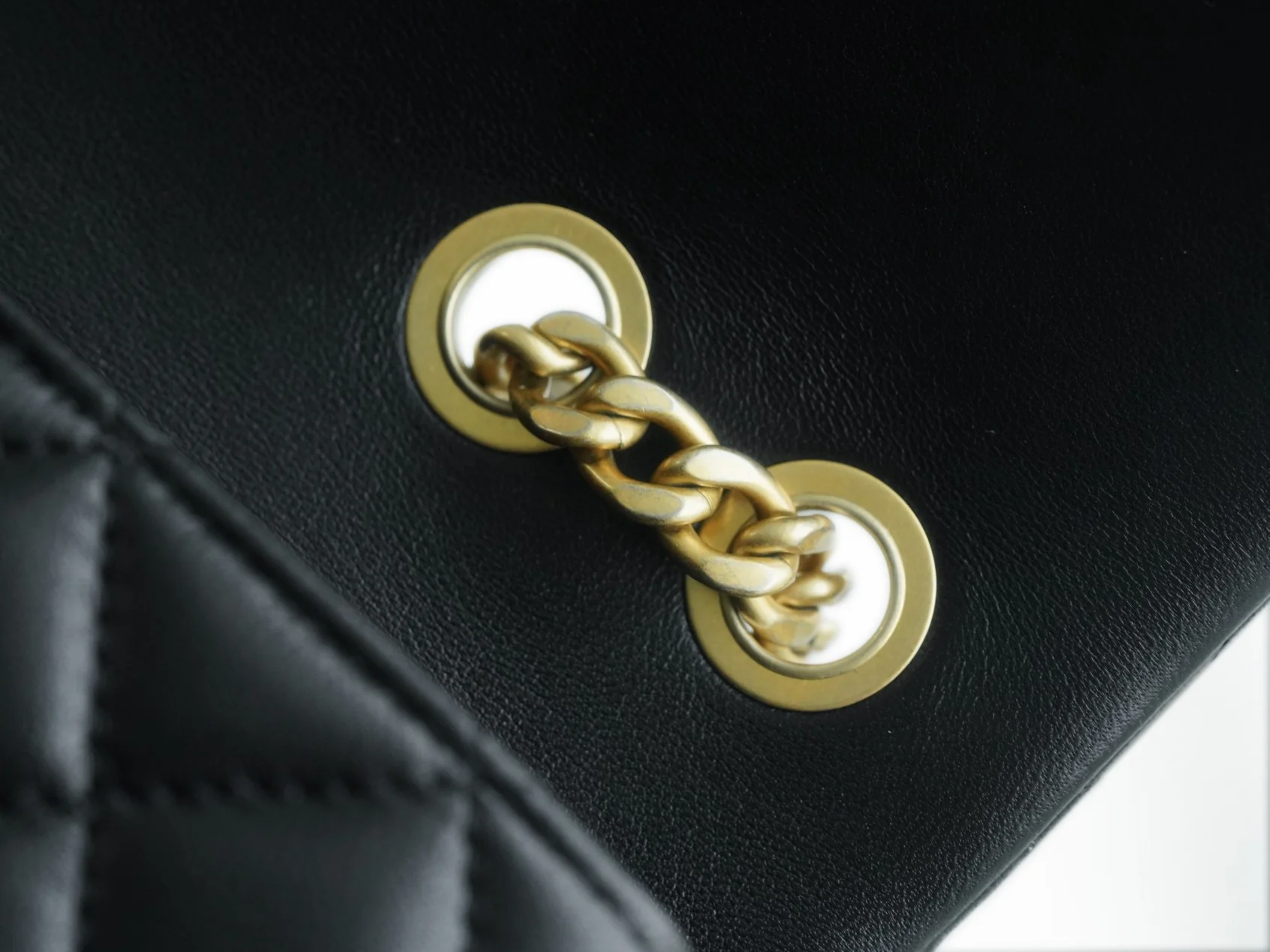 Коллекция Chanel Весна/Лето 2023 - Сумка с регулируемой пряжкой Camellia - CF Flap Bag - Черная - Маленькая