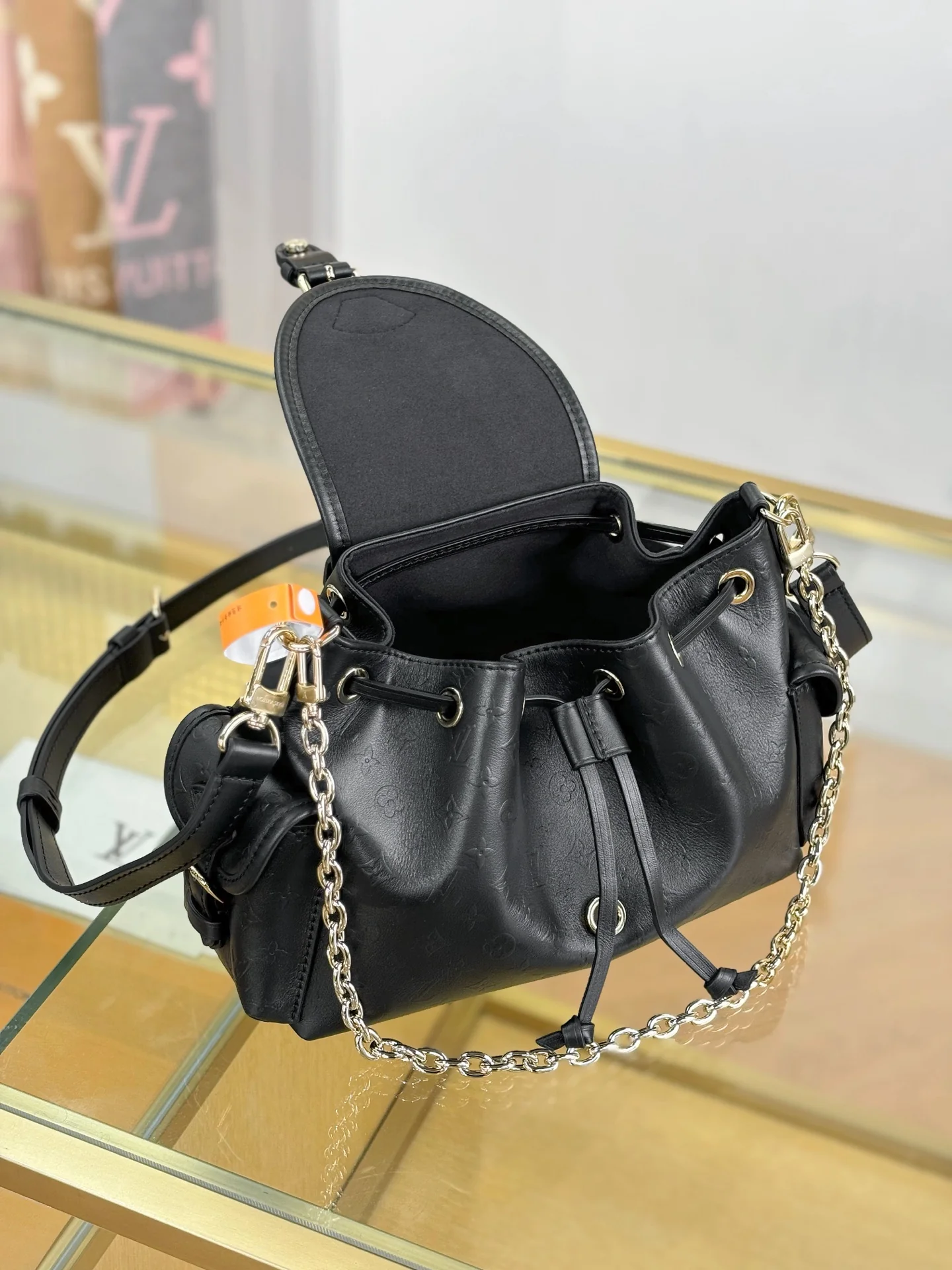 Сумка LV-m25554-odyssee — черная с акцентами из светлого золота.