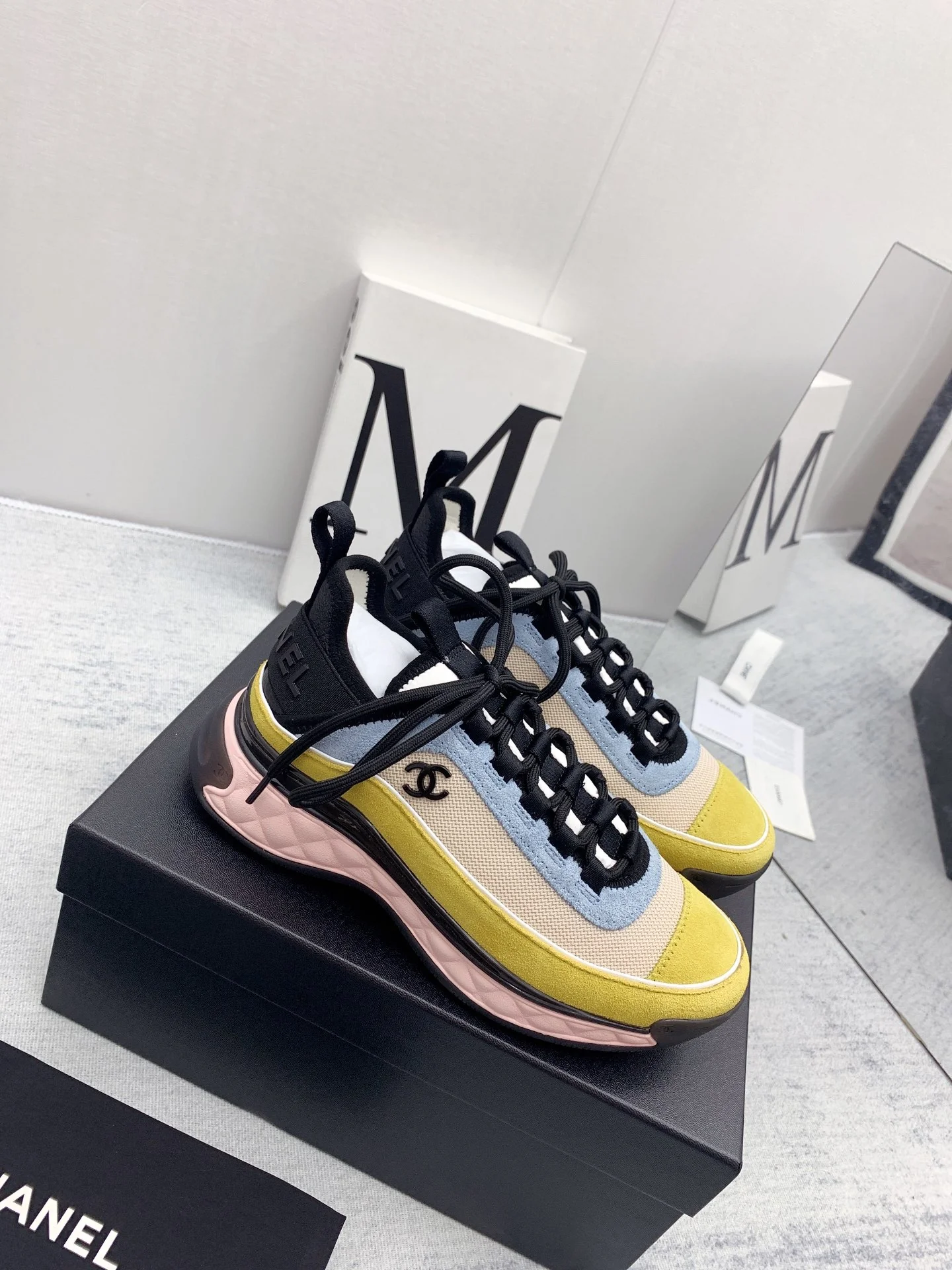 Новинка сезона осень/зима 2021 от Chanel — стеганые кроссовки — желто-розовые.