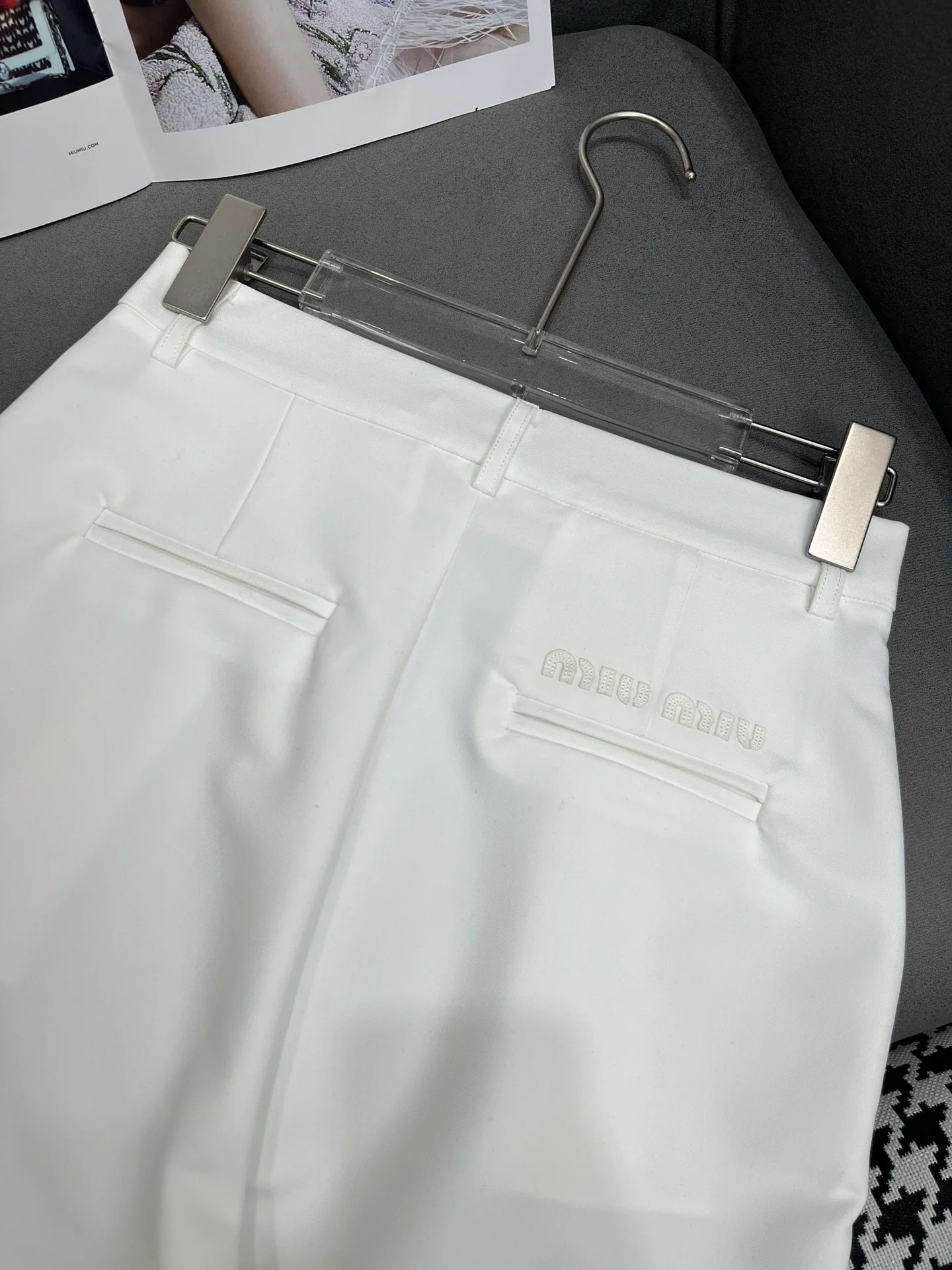 Miu Miu - 2404 - 24ss Весна/Лето Новые шорты с надписью и металлической пряжкой - Белые