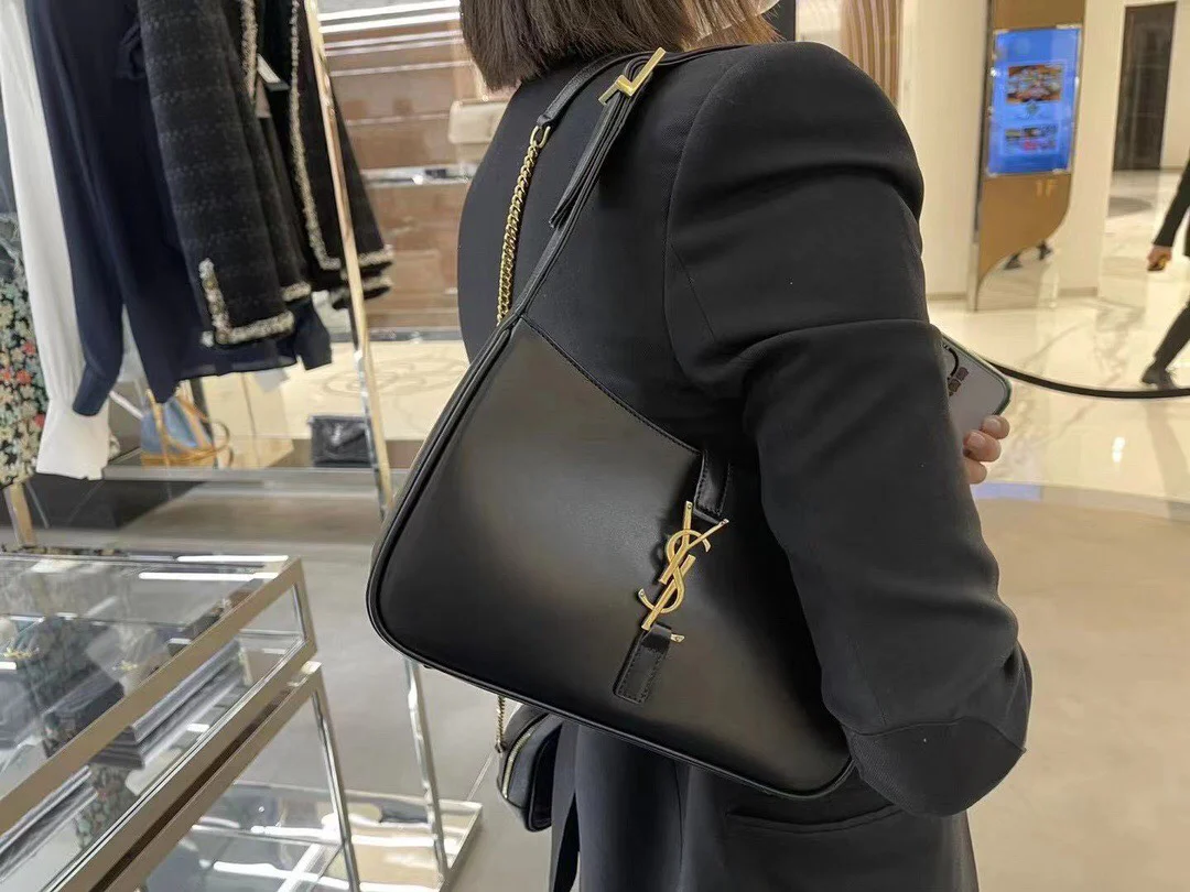 Сумка-седло YSL - черная с золотой фурнитурой - из гладкой кожи.