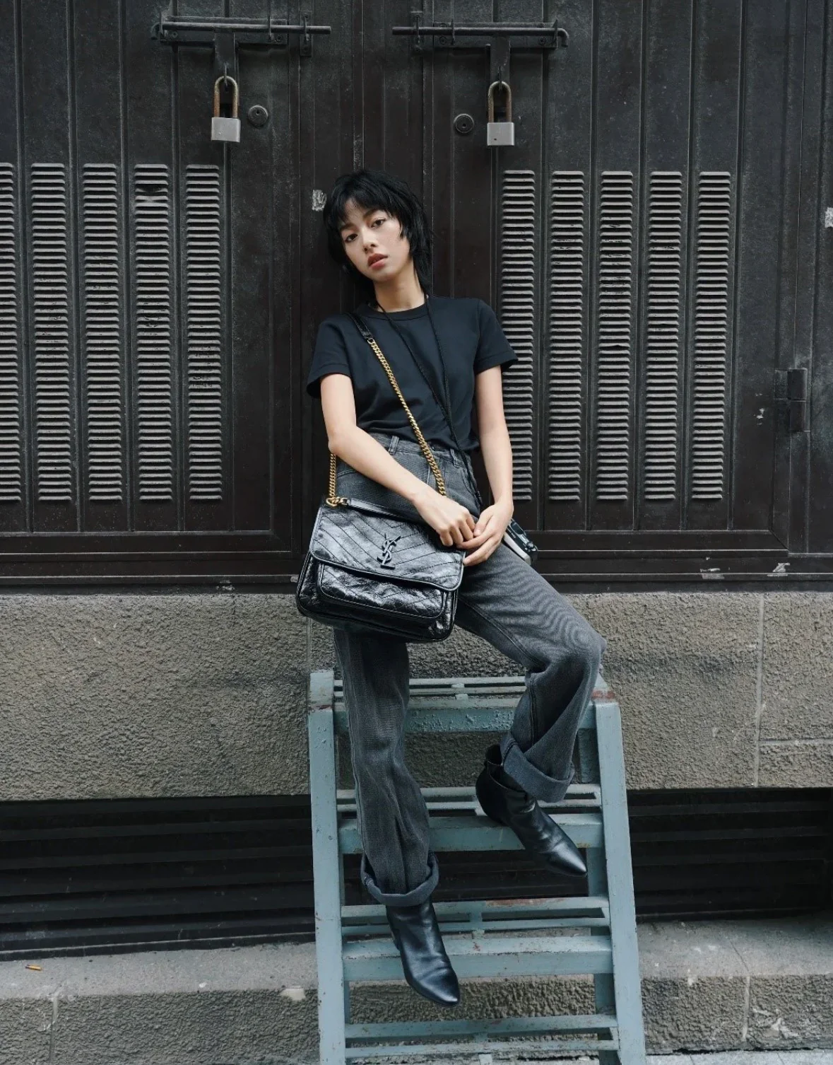 Часы YSL Niki Baby 28 см, кожаные, черные, с золотой цепочкой — на фото.