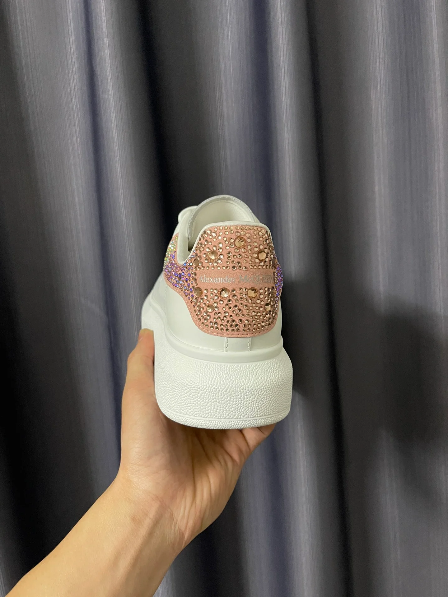 Классические белые кроссовки McQueen - унисекс - каблук с градиентным переходом цвета шампанского и стразами