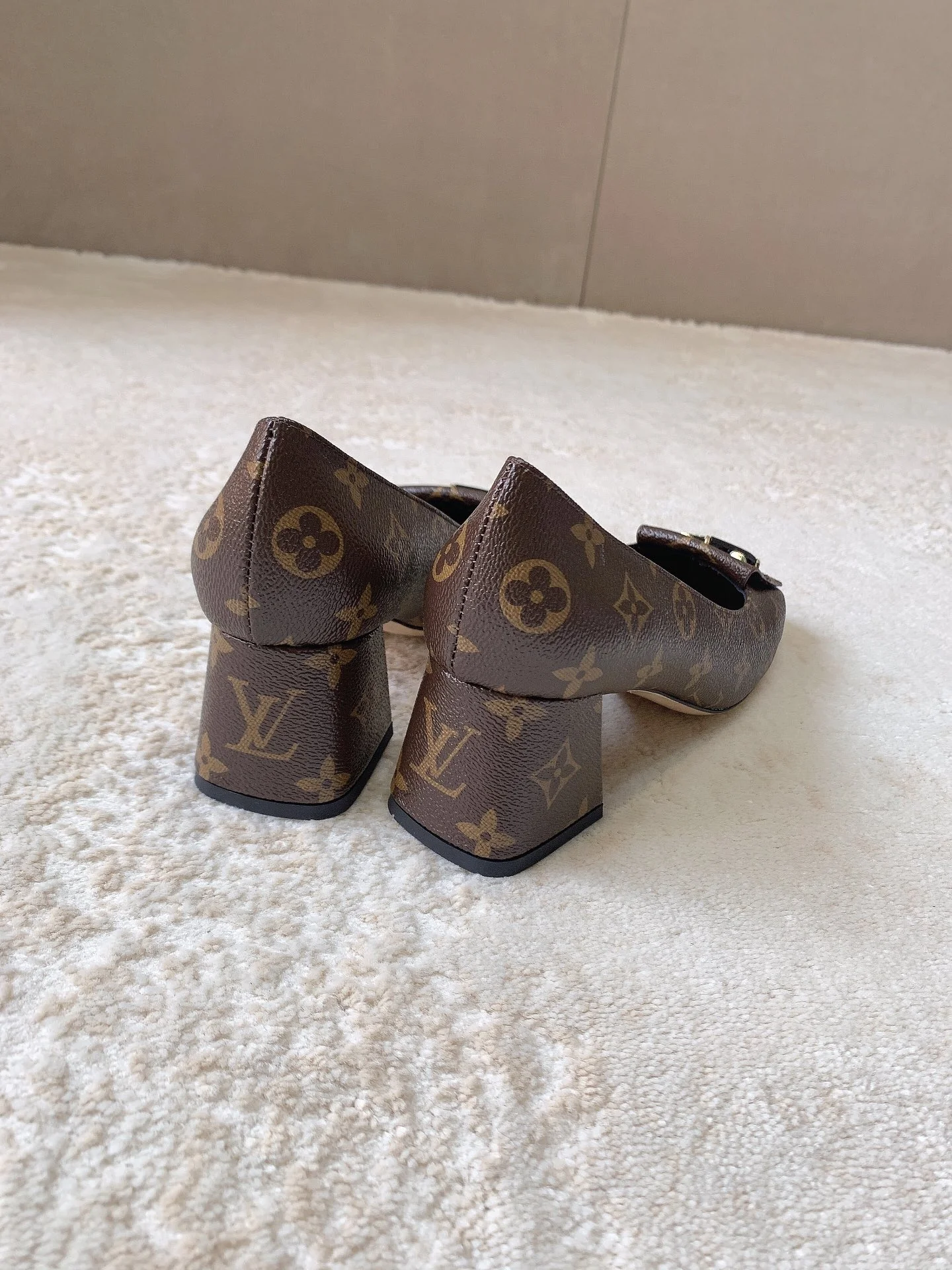 Новинка сезона весна/лето 2023 от LV - Туфли на низком каблуке с закрытым носком - Черный монограммный узор - 1