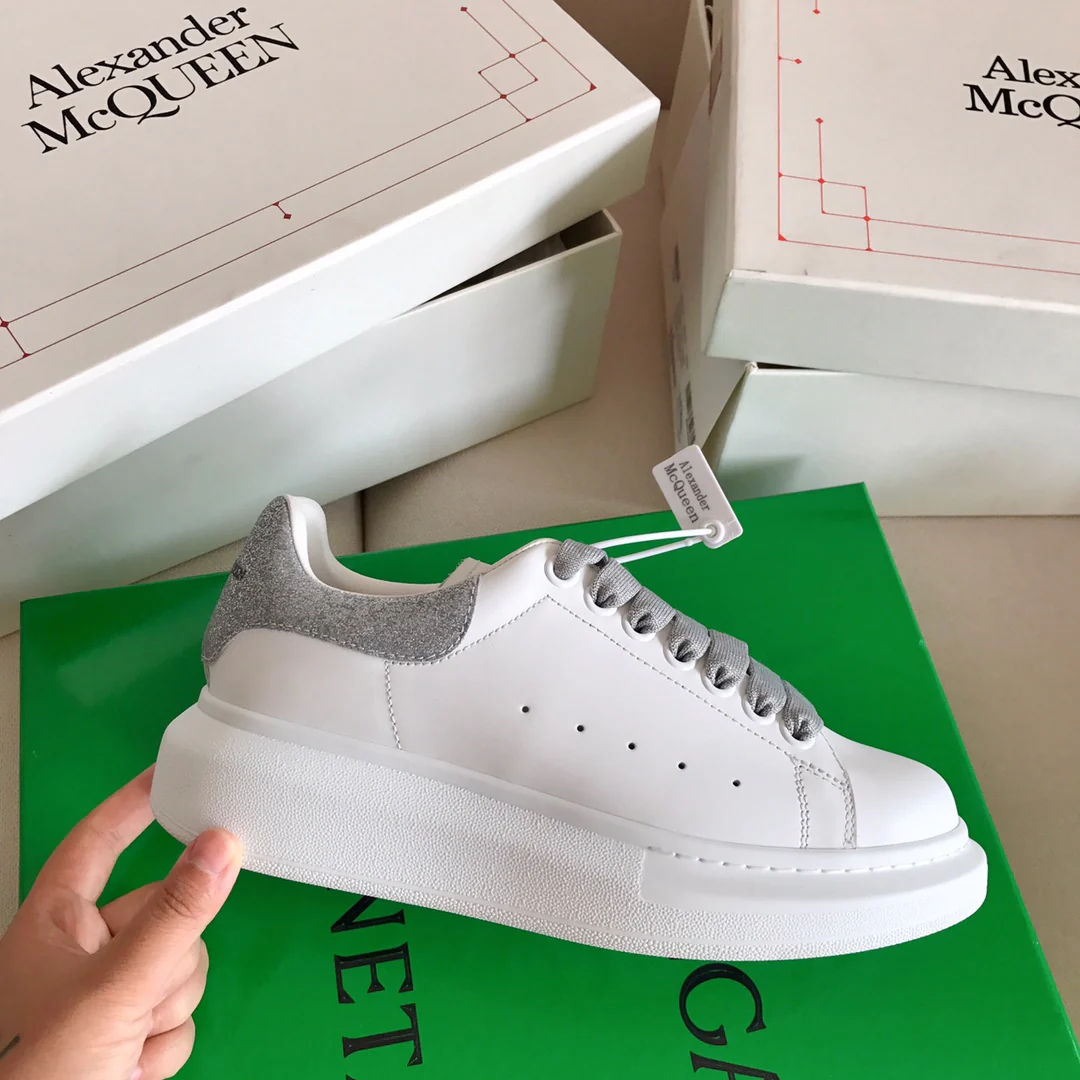 Классические белые кроссовки McQueen с серебристыми блестками