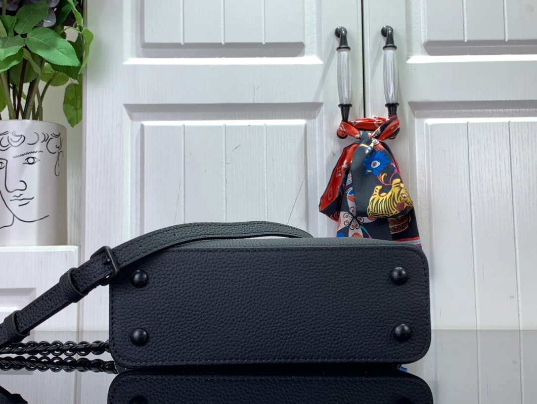 m23955-LV-capucines Сумка/кроссбоди Black Knight - Черная мини-сумка