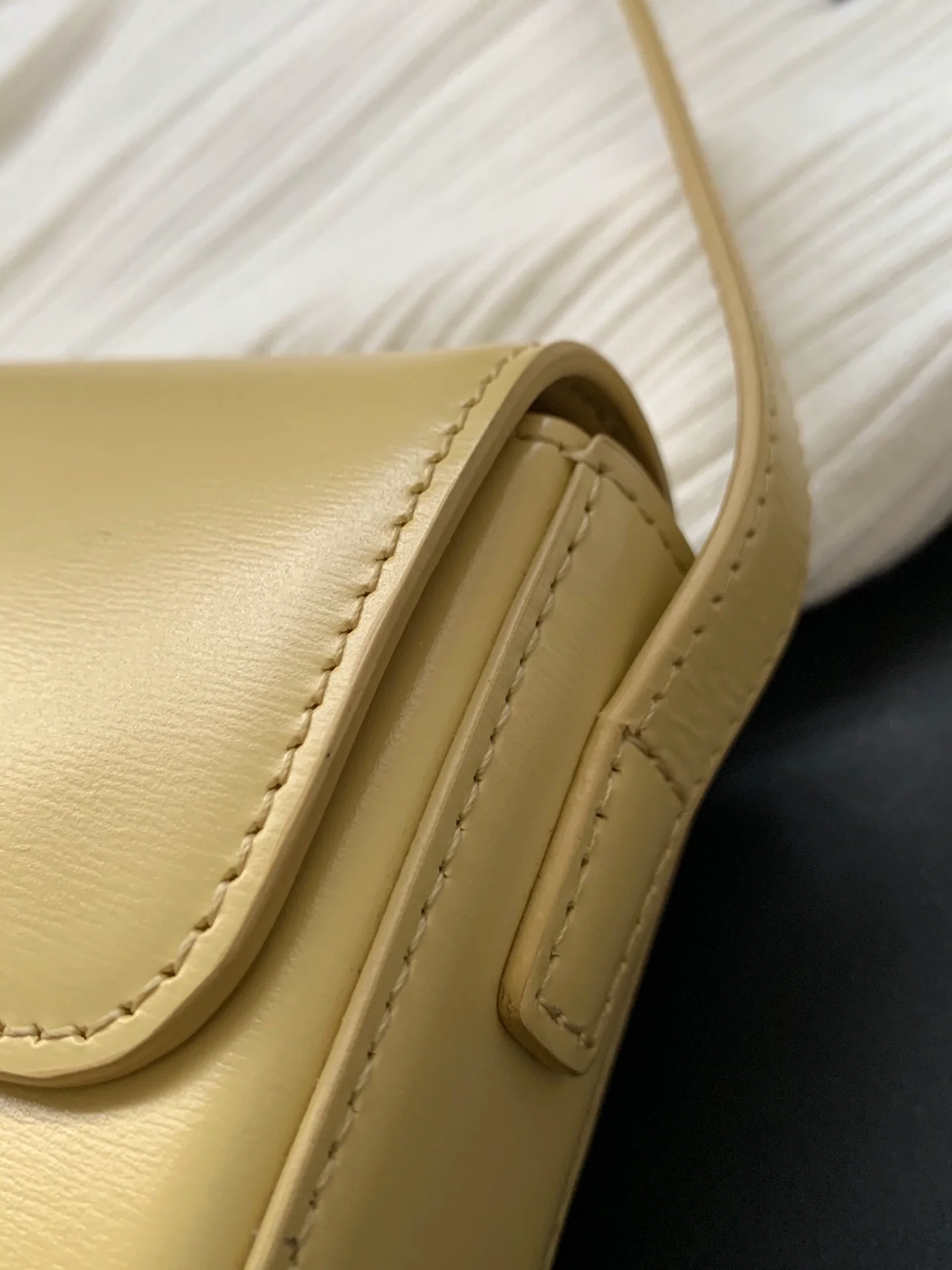 Кожаная сумка через плечо Celine Triomphe - желтая