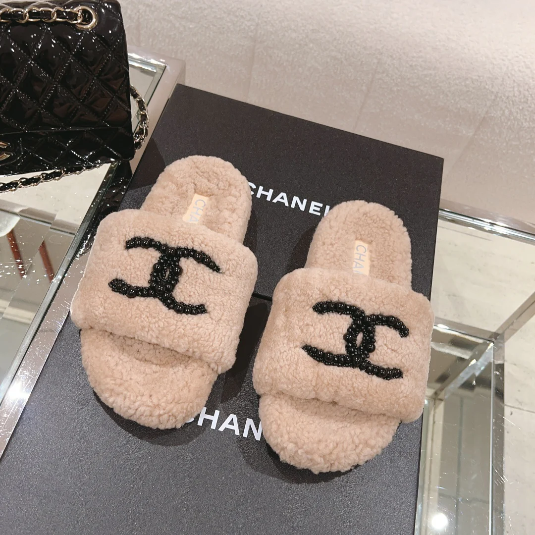 Новинка сезона осень/зима 2023 от Chanel - Меховые тапочки - Светло-коричневые