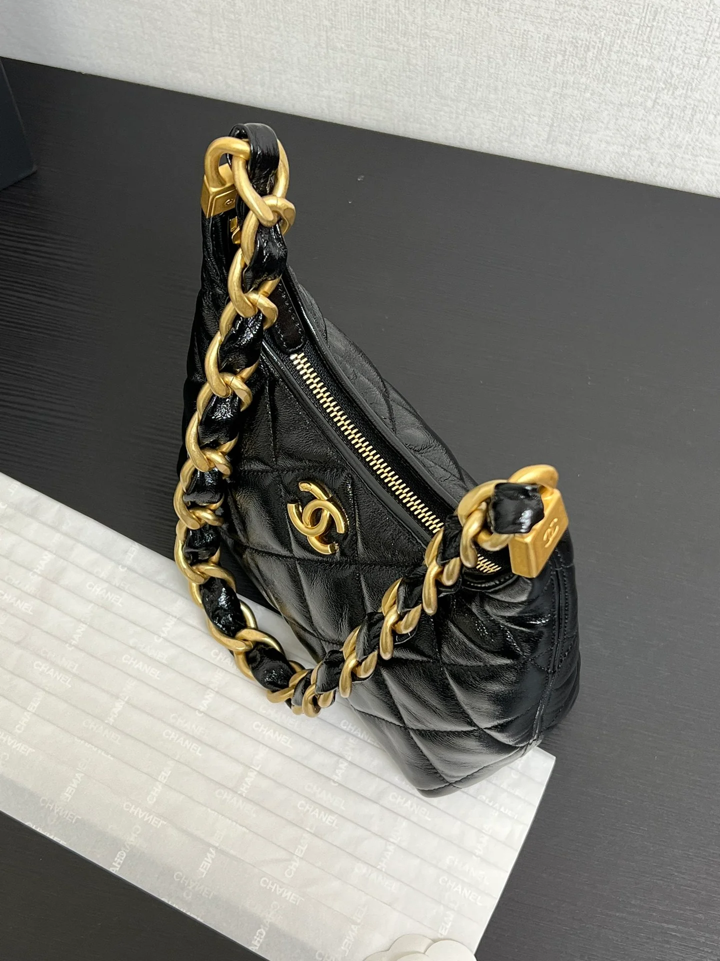 Сумка-хобо Chanel 24a под мышкой - черная, маленькая.