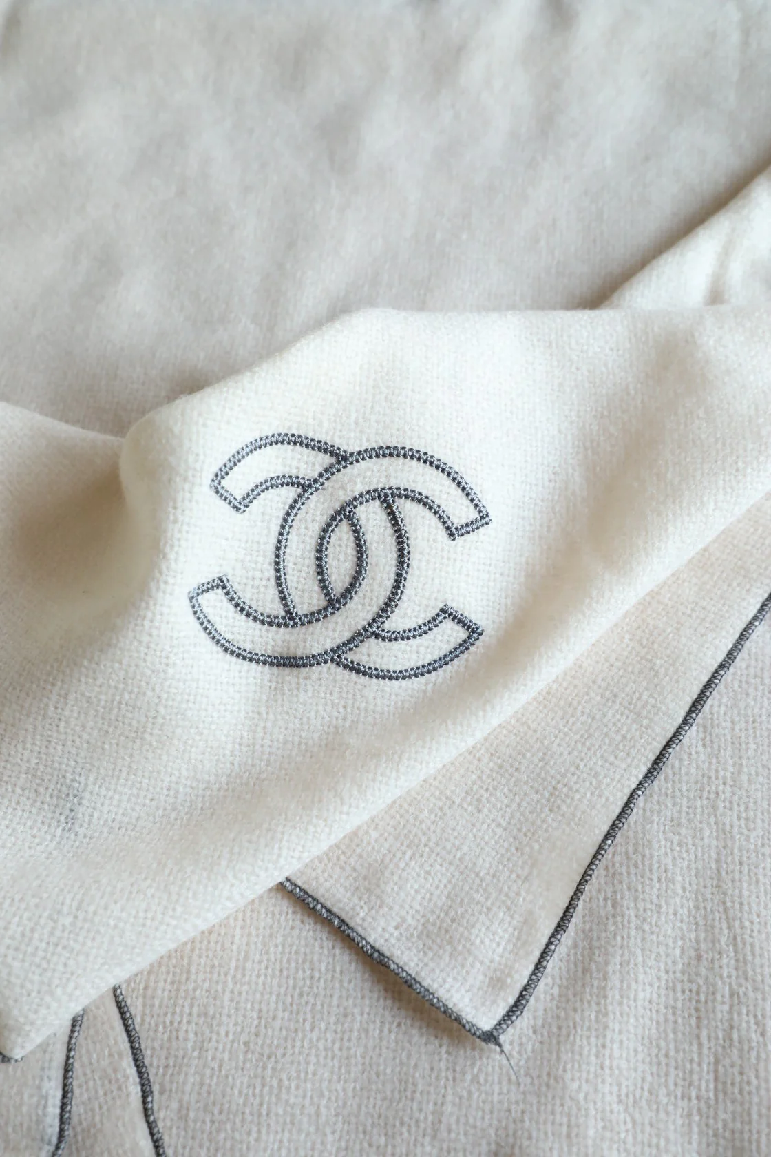 Шарф Chanel с контрастной каймой, 100-200 см, из овечьей шерсти, белый.