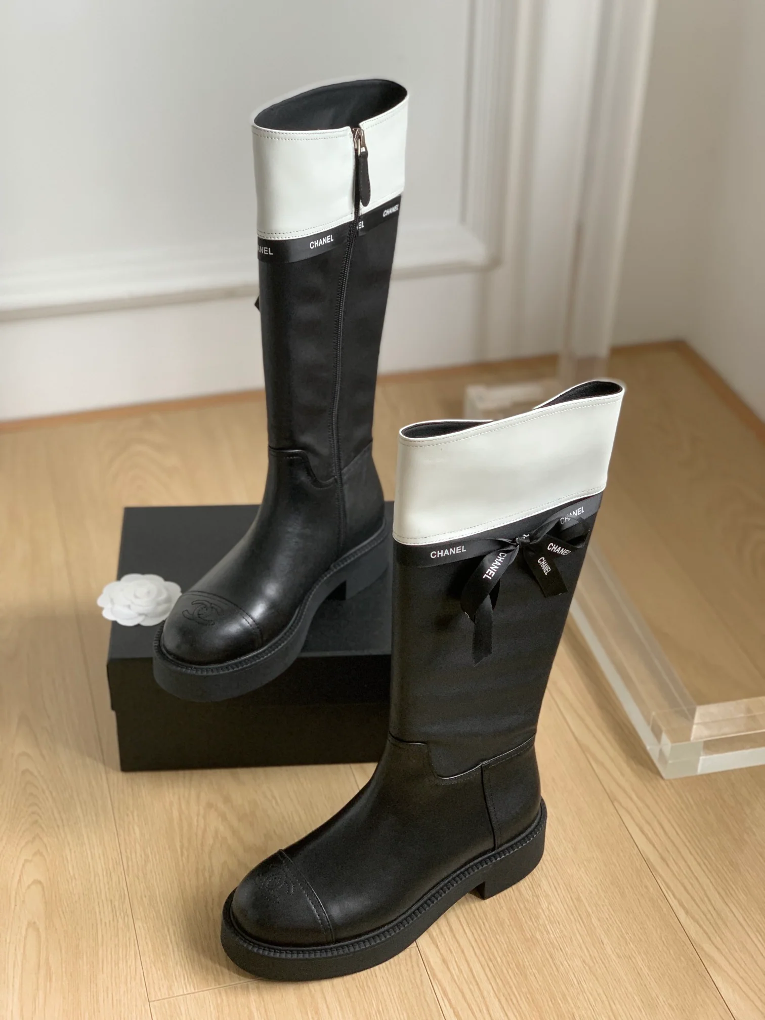 Новинка сезона осень/зима 2023 от Chanel - Коллекция сапог с лентами - Высокие сапоги - Черно-белая коллекция