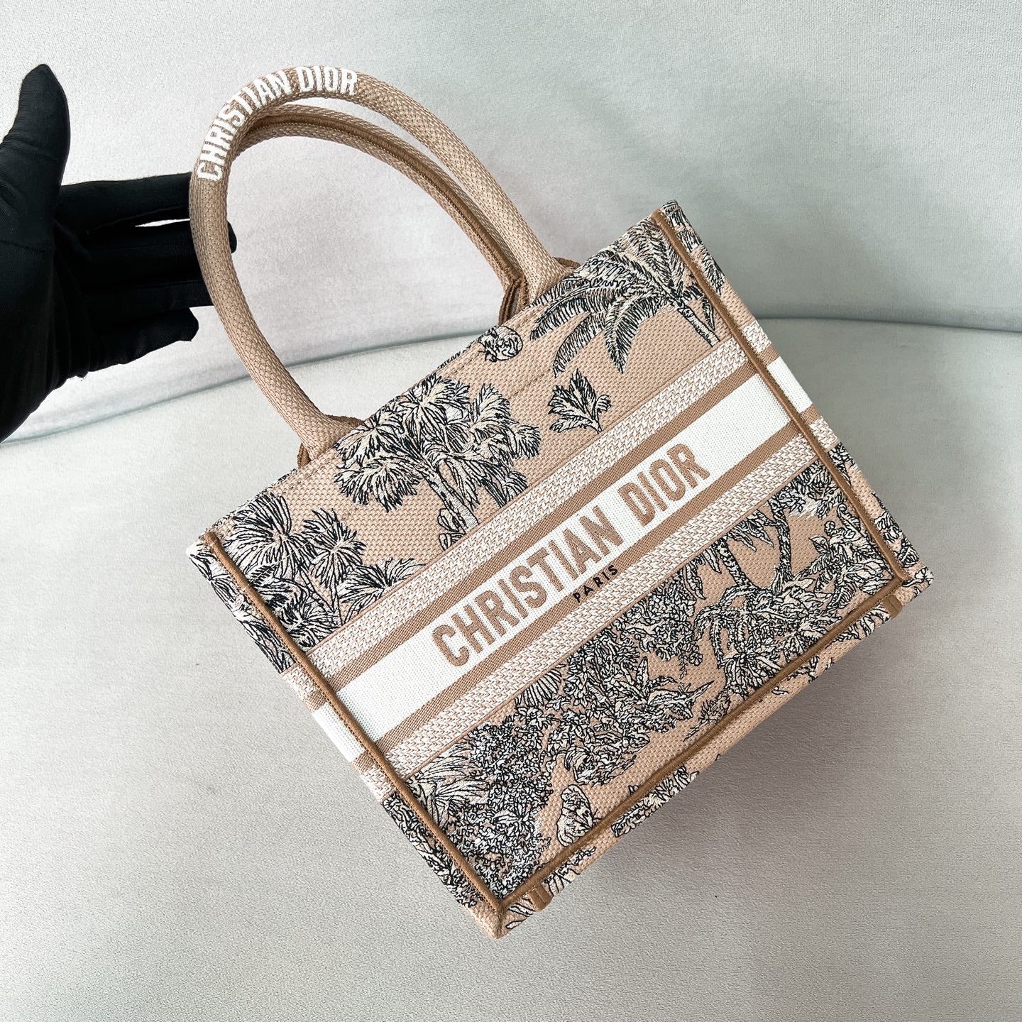 Сумка-шоппер Dior Booktote из серии ?Бабочки?, маленькая, бежево-оранжевая.