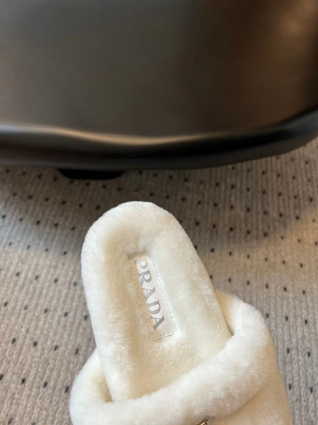 Новинка сезона осень/зима 2023 от Prada - Шерстяные тапочки - Белые