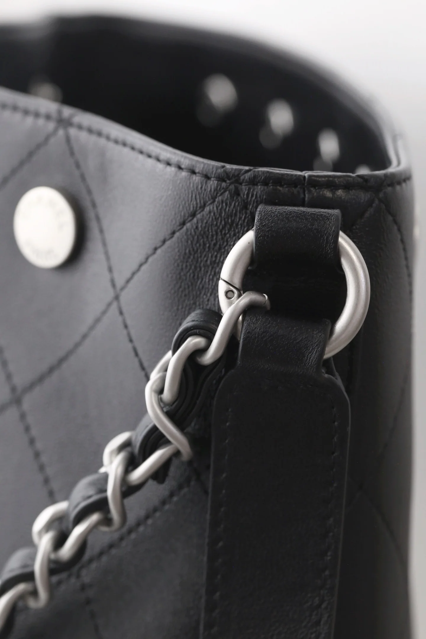 Сумка Chanel в стиле хиппи с золотой монетой 25 пенсов — черно-серебряная.