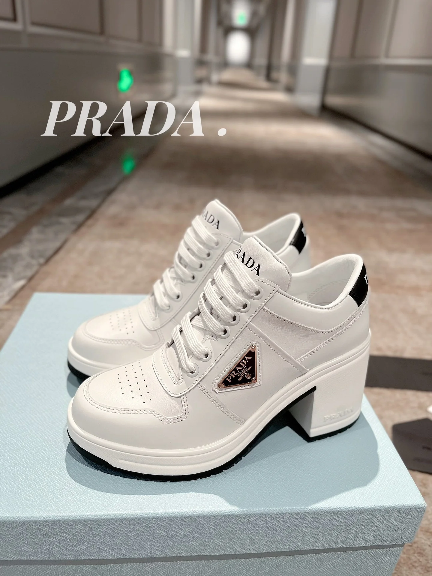 Новинка весны 2022 года от Prada - Спортивные туфли на массивном каблуке - Белые