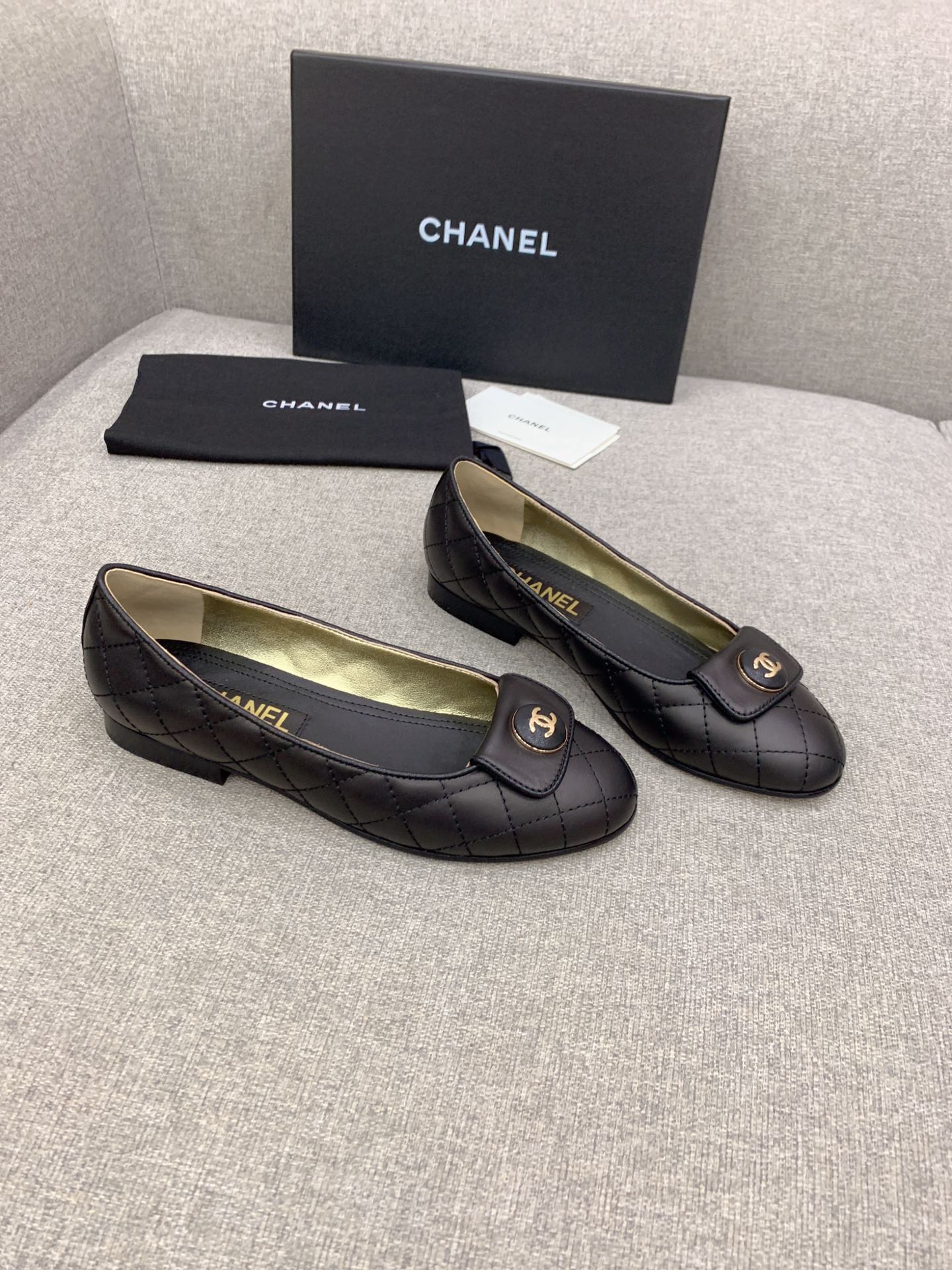 Классические балетки Chanel с двойной пряжкой в ??виде буквы С — черные с ромбовидным узором.