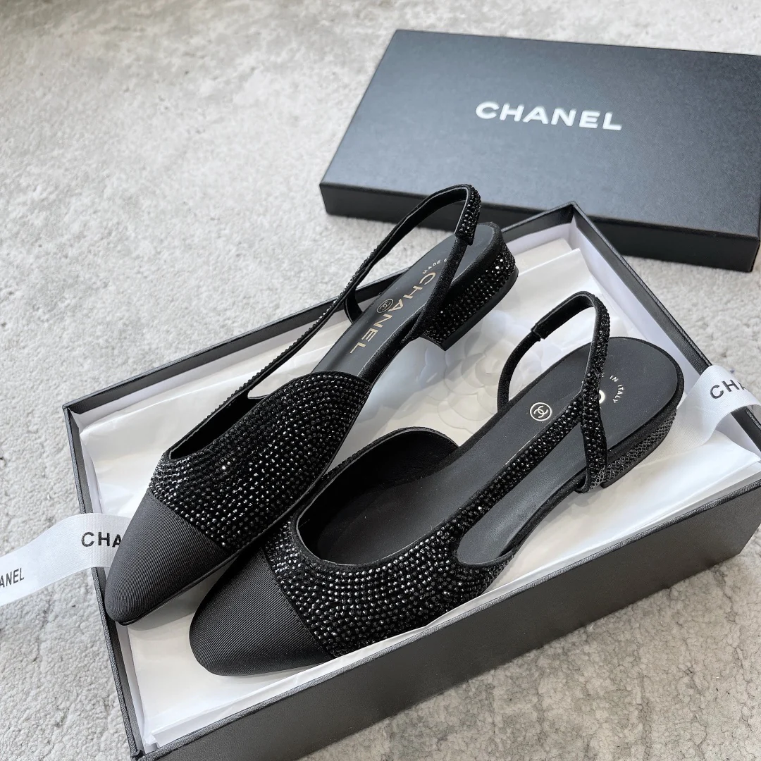 Chanel - Атласные сандалии без каблука со стразами - Черные