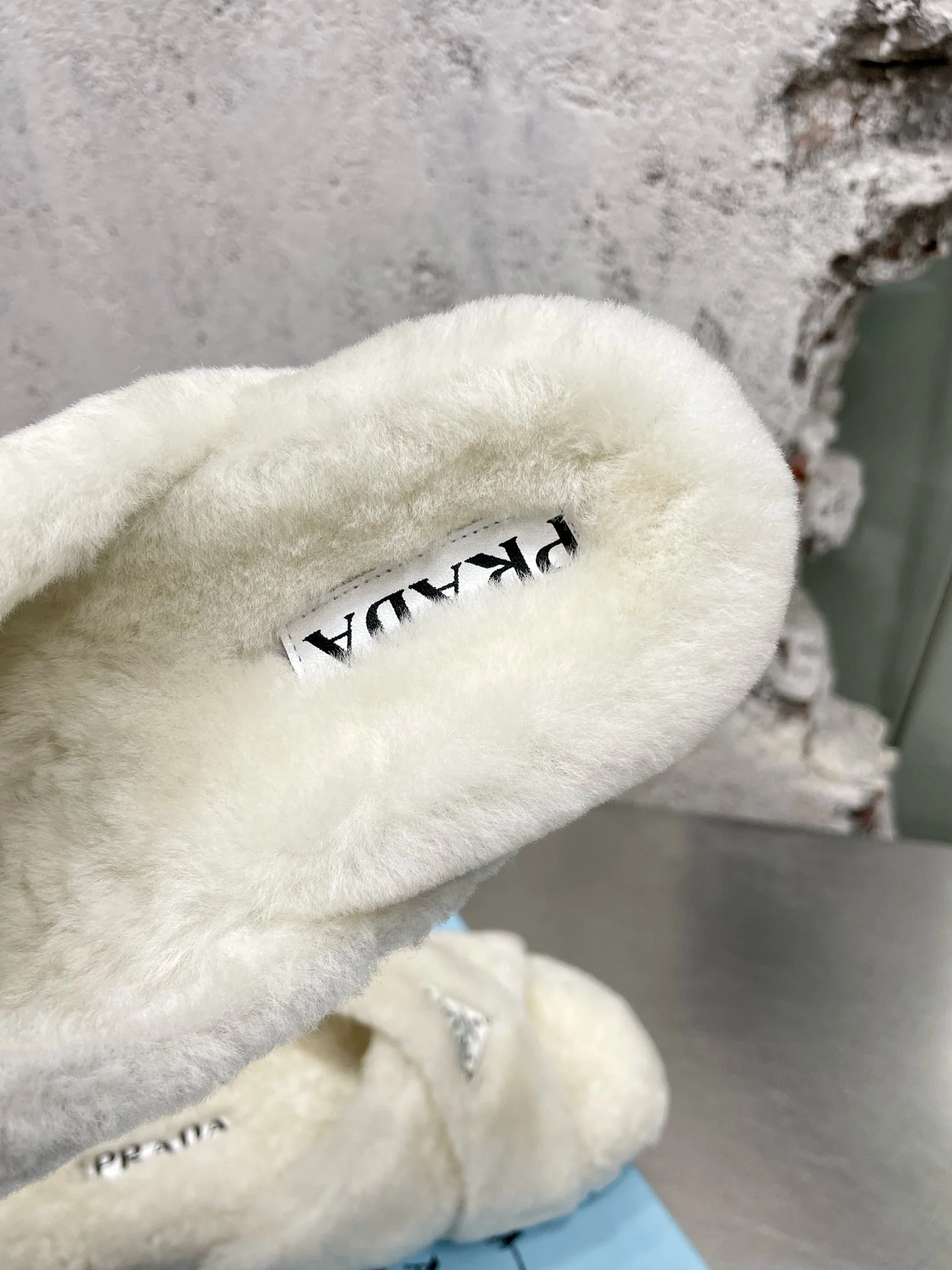 Новинка сезона осень/зима 2022 от Prada - Меховые тапочки - В стиле знаменитостей - 1