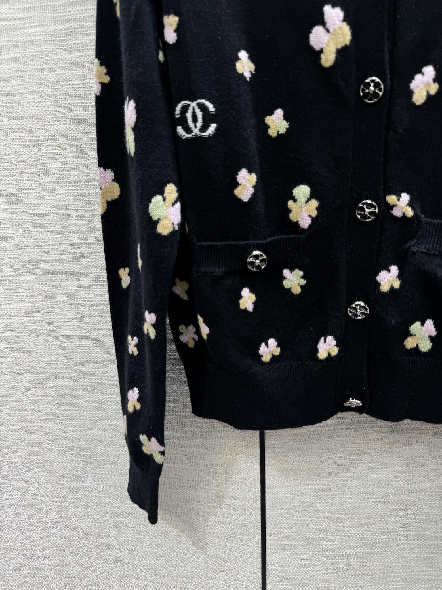 Кардиган Chanel 2403-24 из коллекции Early Spring Métiers d'Art с четырехлистным клевером — черный.