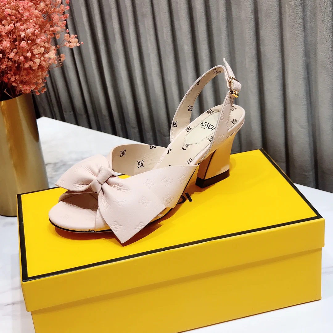 Весенняя коллекция Fendi 2022 — Сандалии на низком каблуке — Розовые