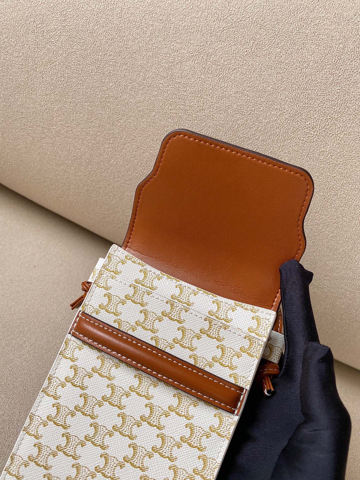 Celine 标志印花羊皮革翻盖手机包