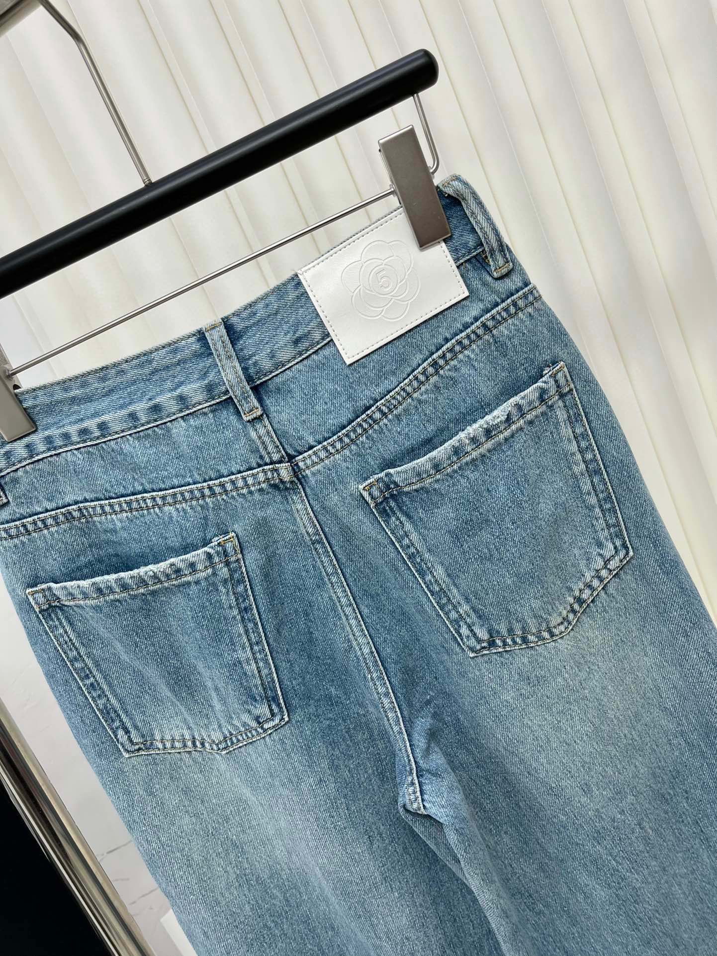 Классические джинсы Chanel 2403 с принтом - 1 шт.