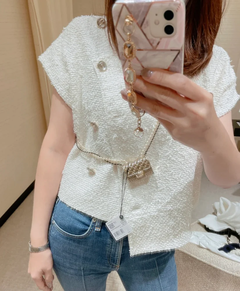 Металлическая сумка Chanel с жемчужной цепочкой