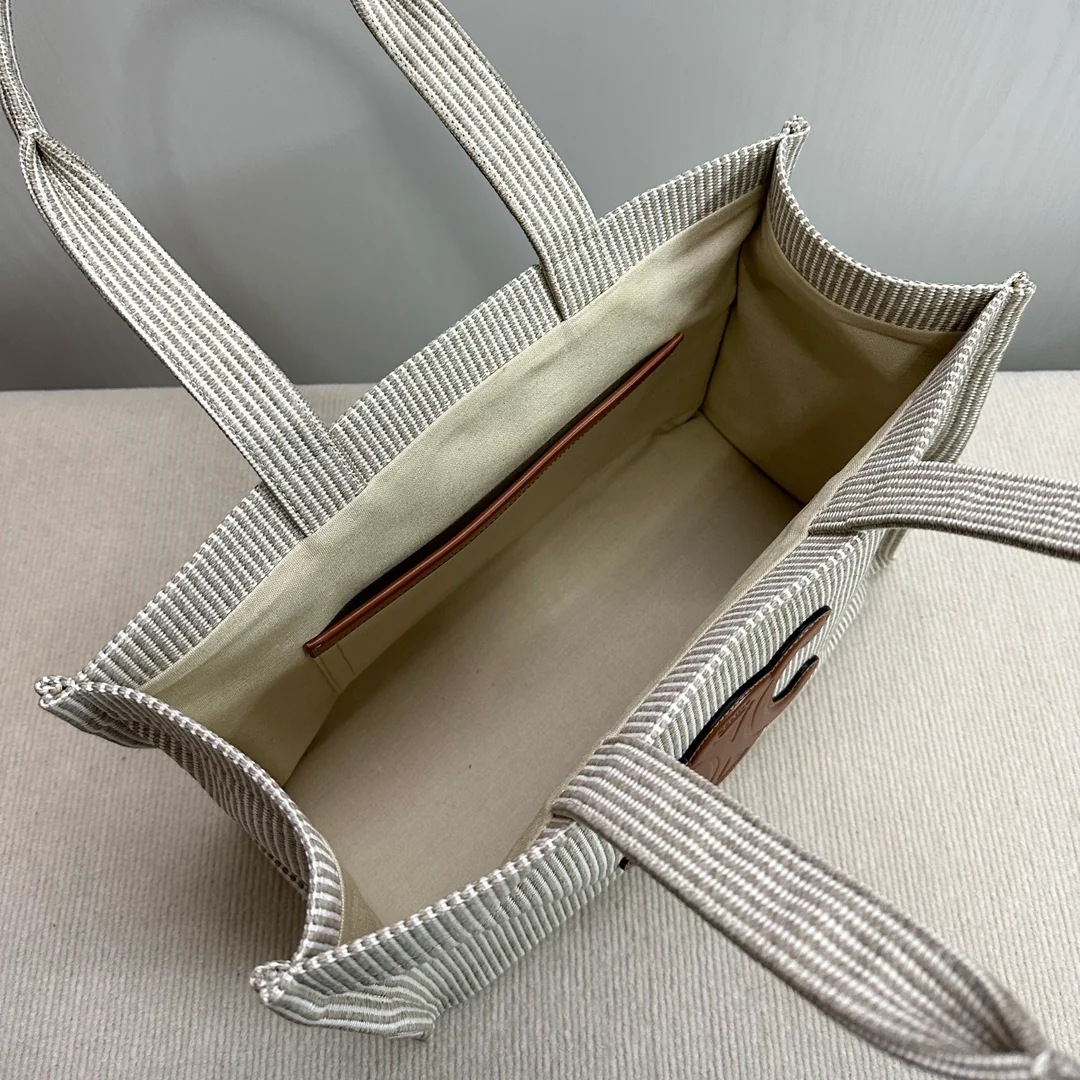 Сумка-тоут Celine Cabas Thais, большая, бежевая.