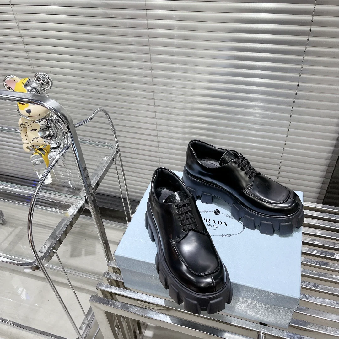 Кожаные туфли Prada на платформе со шнуровкой