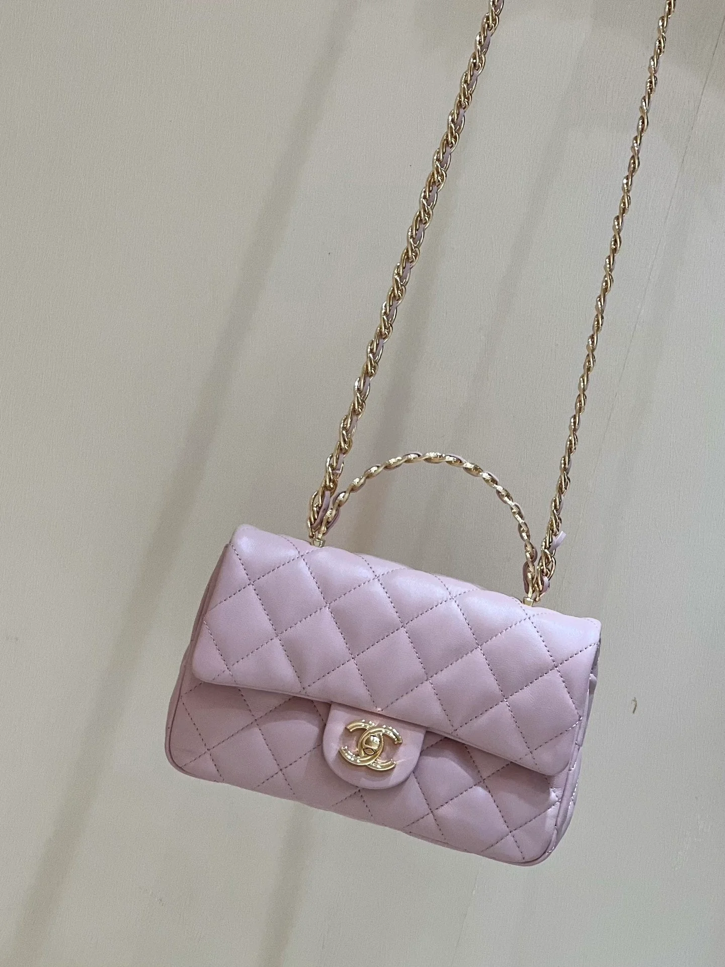 Ручка сумки Chanel 23a CF со стразами - розовая