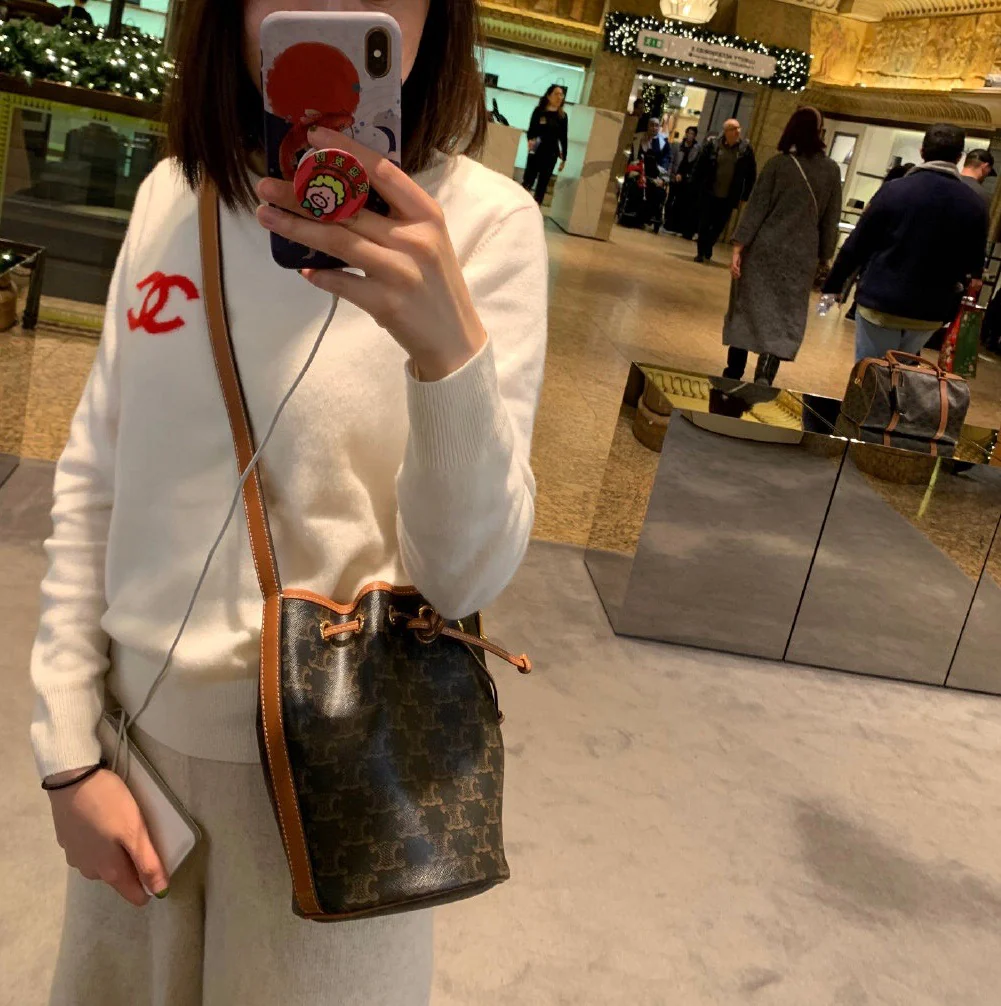 Маленькая холщовая сумка Celine Triomphe на завязках - желто-коричневая с монограммой.