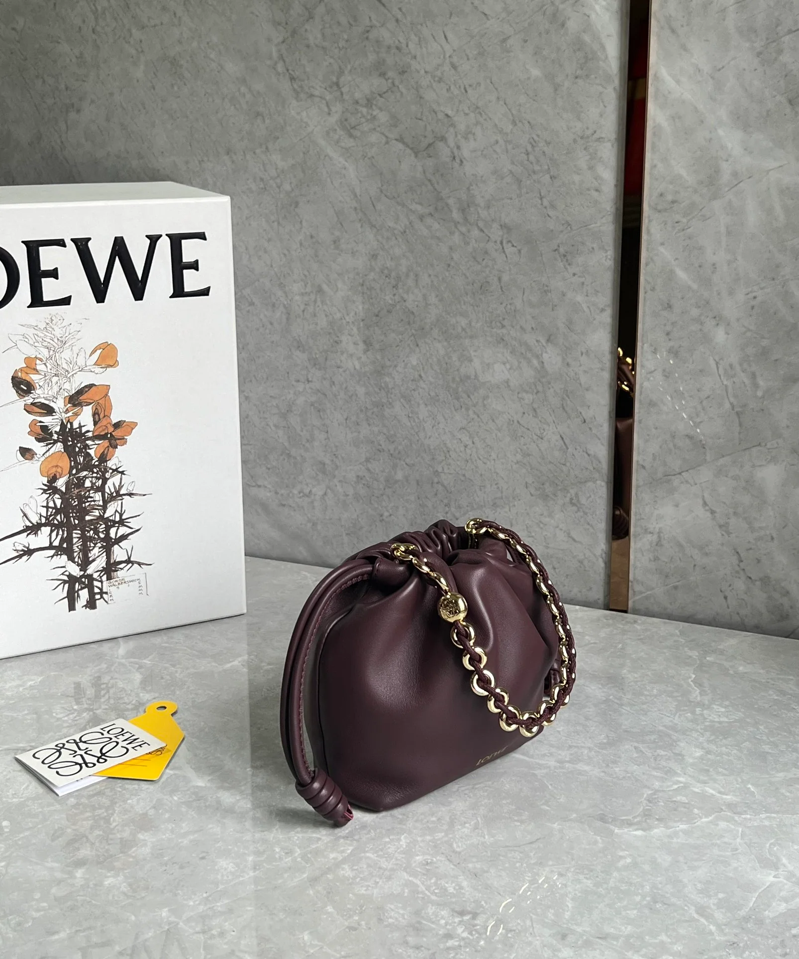 Сумка Loewe Flamenco из овечьей кожи с цепочкой, винно-красная, маленькая.