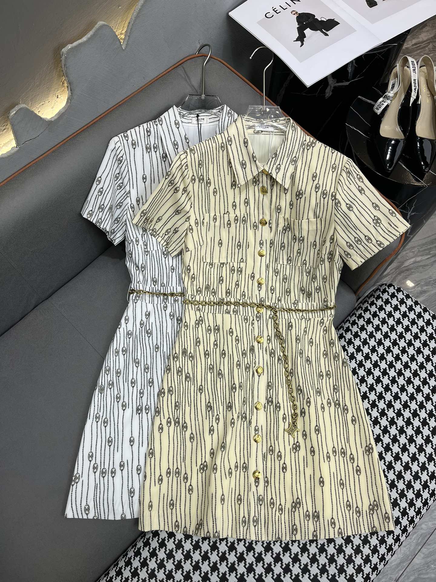 Celine 2403 - Новое платье с цепочным принтом в виде Триумфальной арки и отложным воротником - Белое