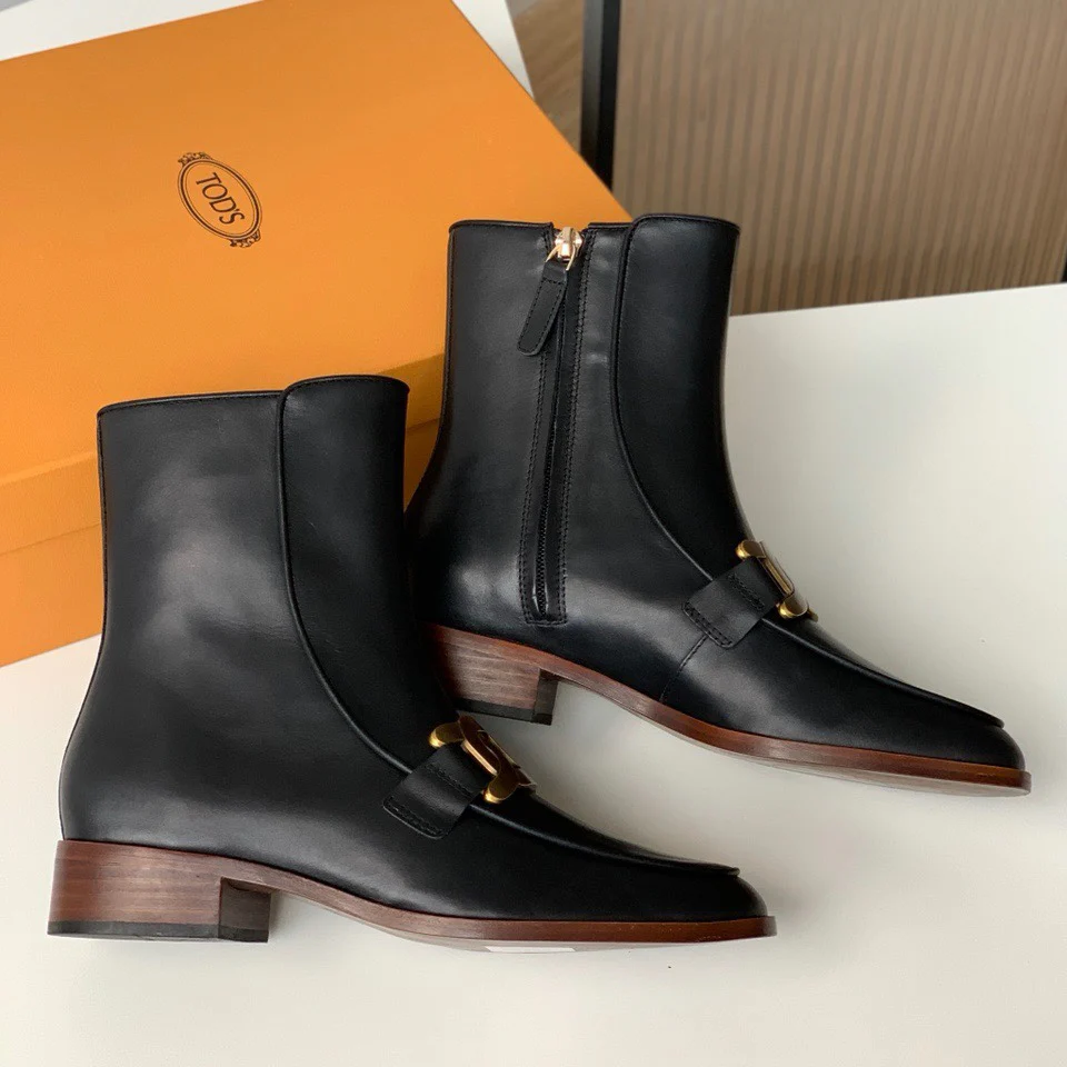 Tods - Новинка сезона осень/зима 2022 - Ботильоны на толстом каблуке крупной вязки с золотой пряжкой