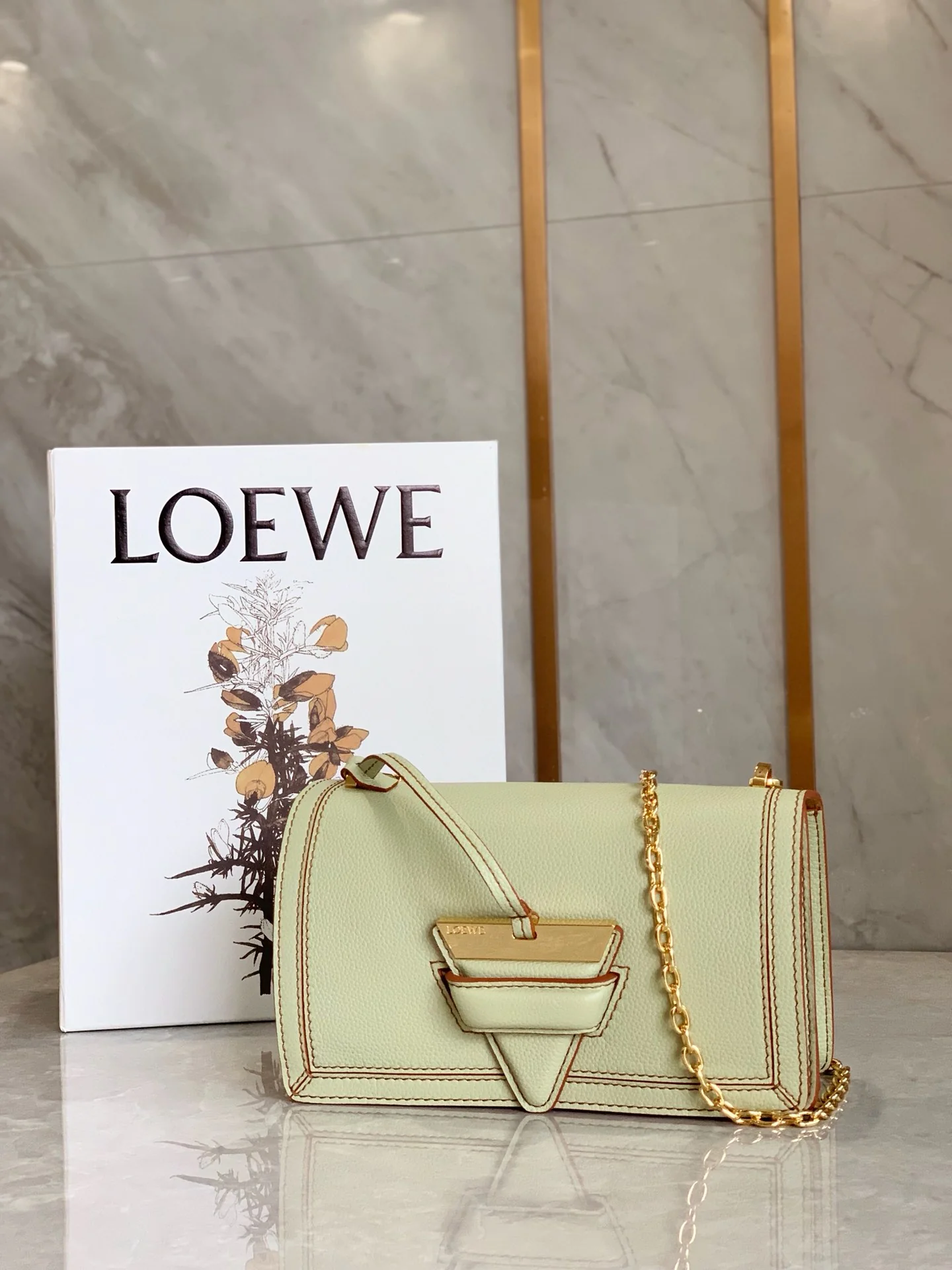 Треугольная сумка Loewe - Мягкая зернистая кожа - Телячья кожа - 3
