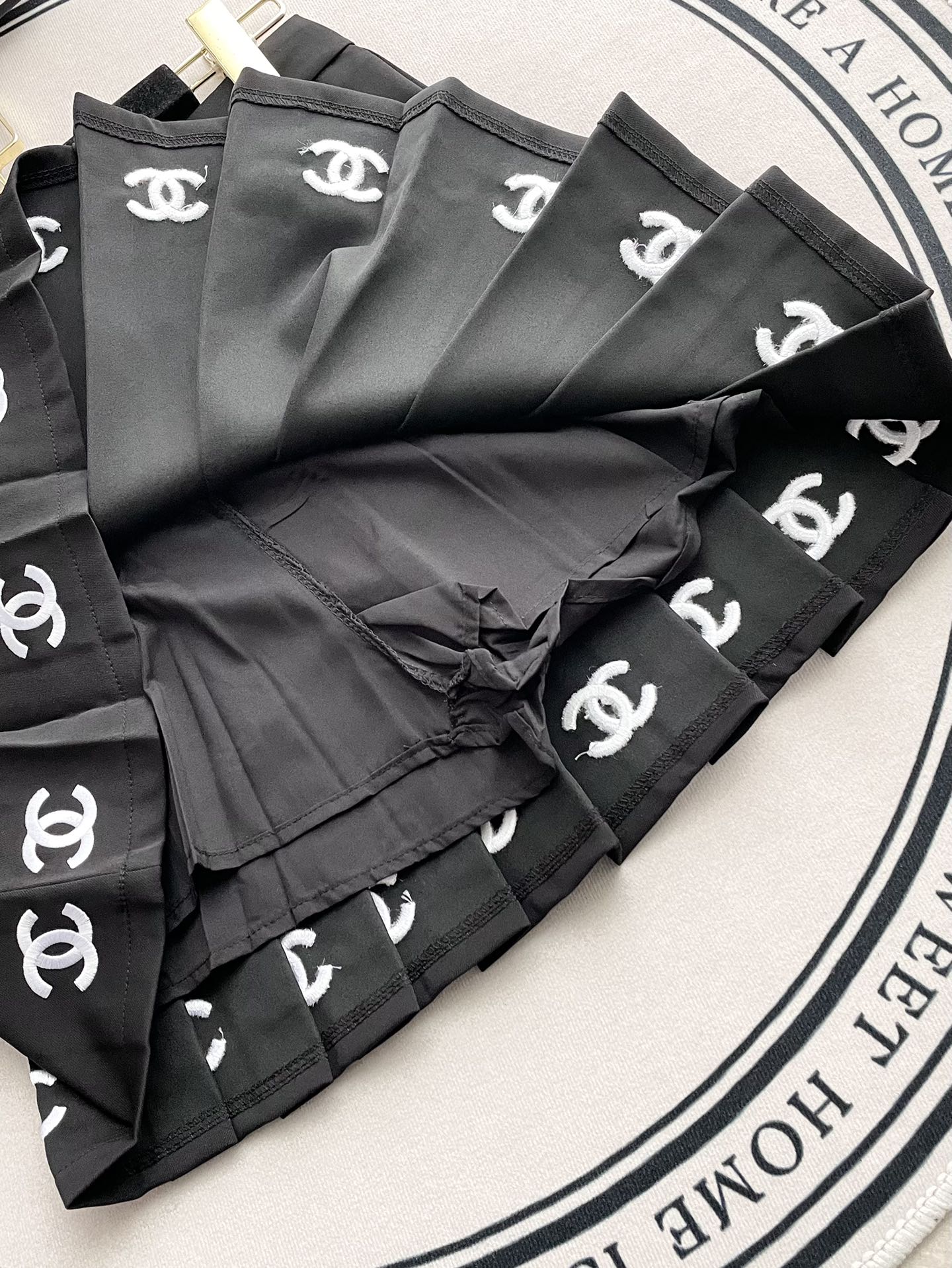 Мини-юбка Chanel 2403 с плотной вышивкой и плиссировкой