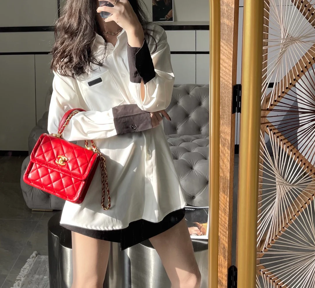 Маленькая сумка Chanel Tofu Bag - красная с золотой фурнитурой.